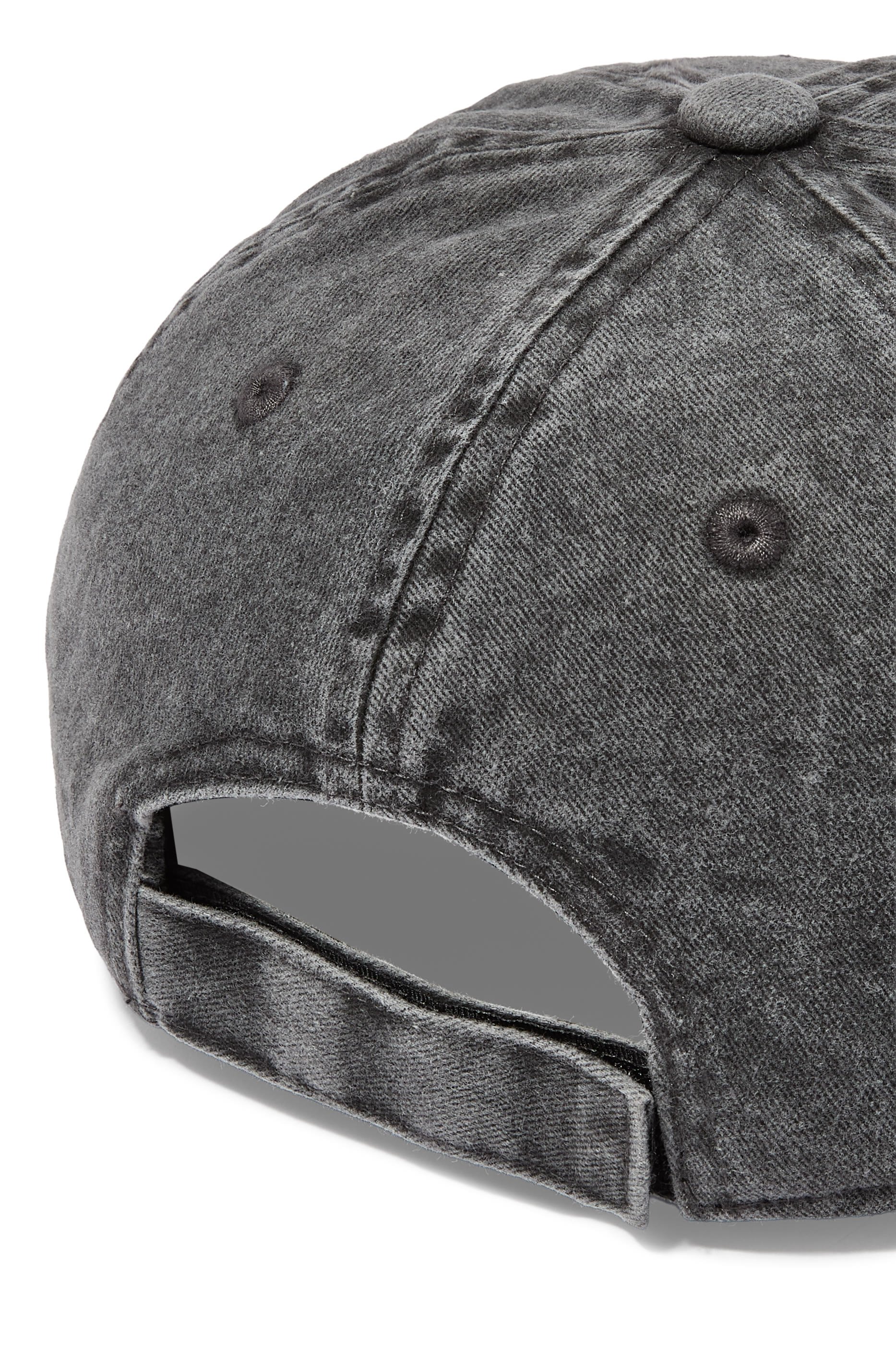 كاب مطرز بشعار الماركة