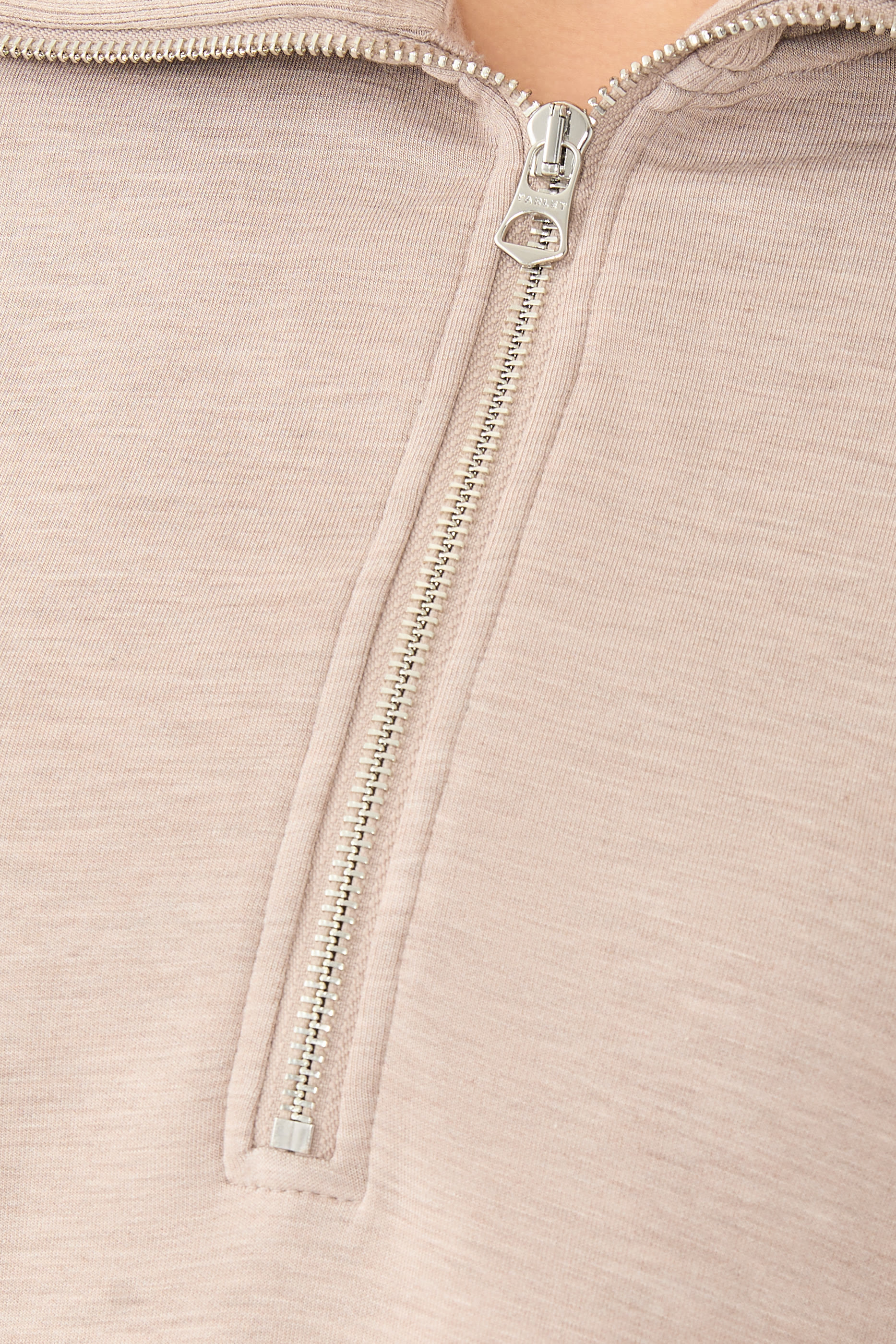 كنزة لارسون بنصف سحاب