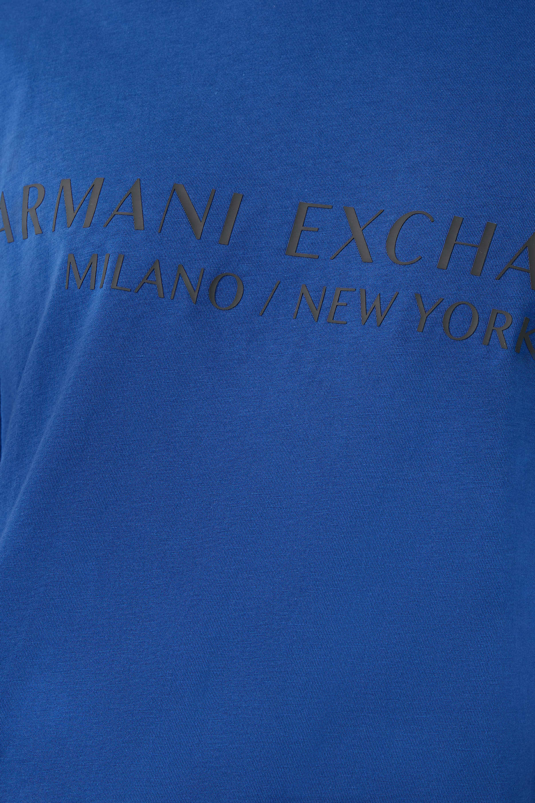 تيشيرت بشعار الماركة بقصة عادية