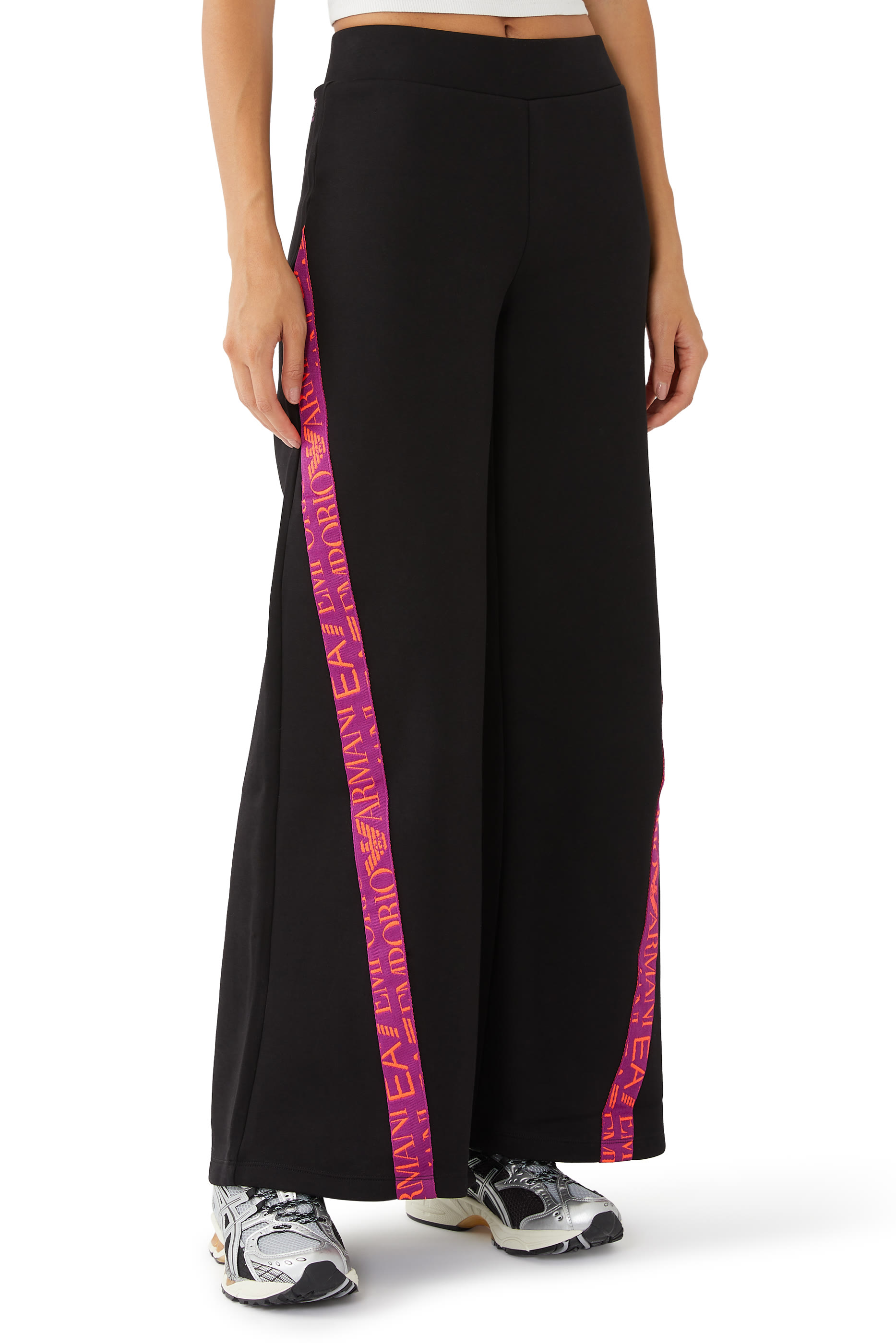 بدلة رياضية هودي وبنطال بقصة ساق واسعة وأشرطة بشعار الماركة