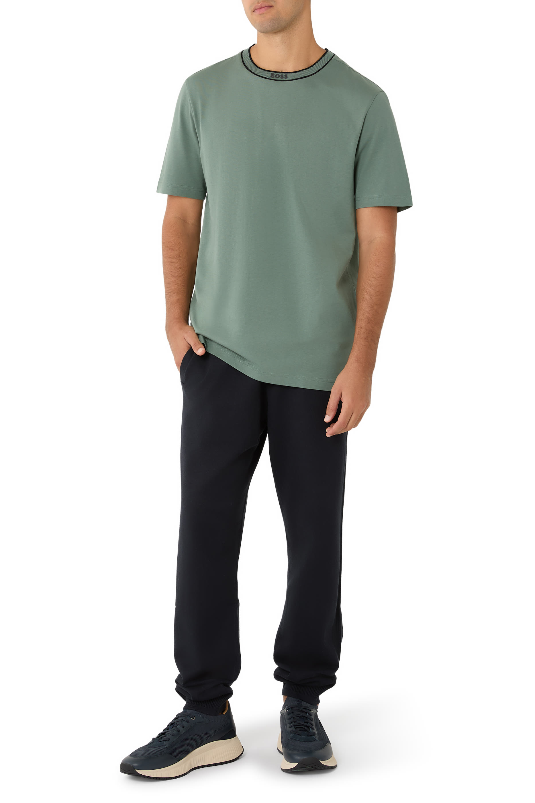 تيشيرت بياقة مخططة بشعار الماركة