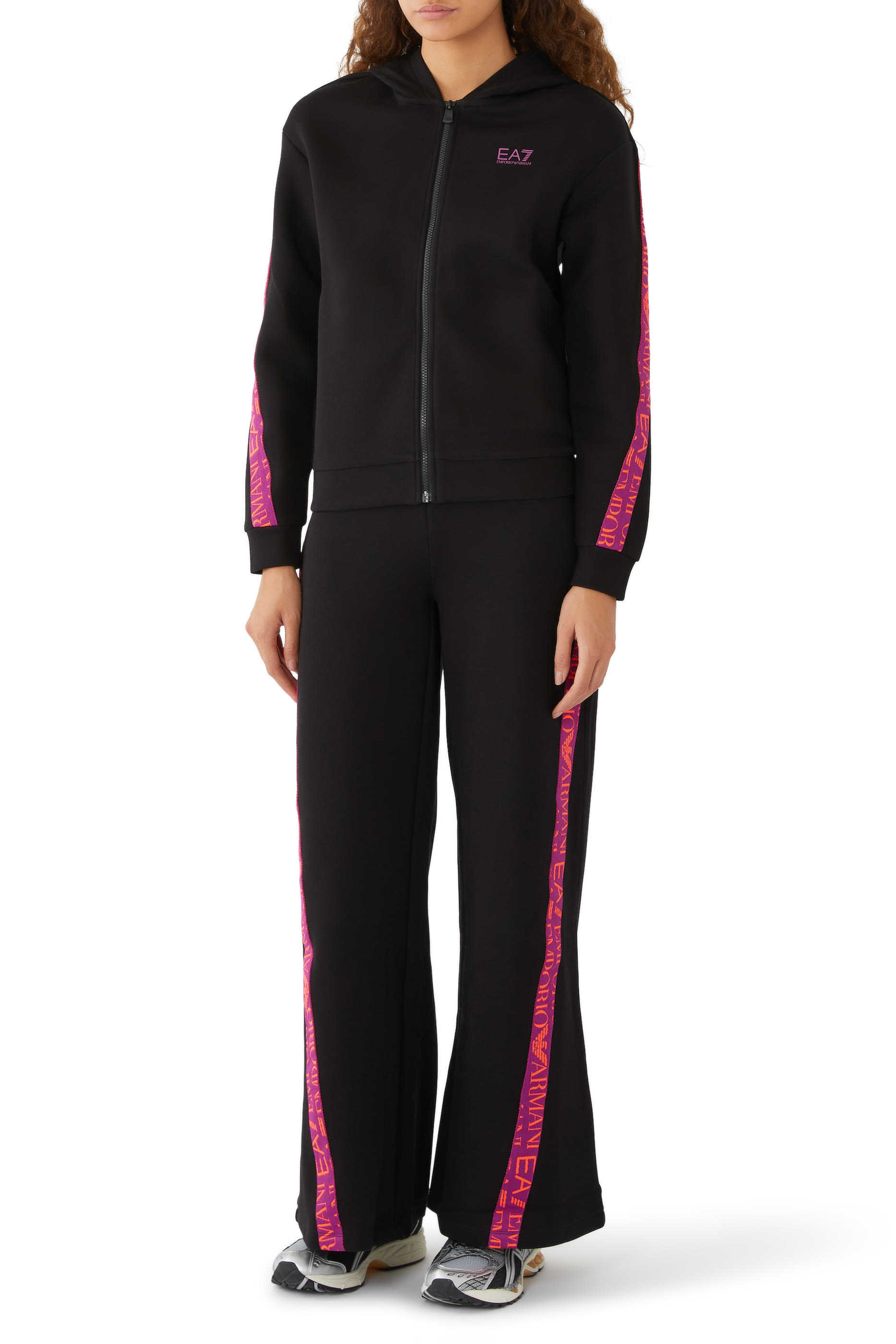 بدلة رياضية هودي وبنطال بقصة ساق واسعة وأشرطة بشعار الماركة