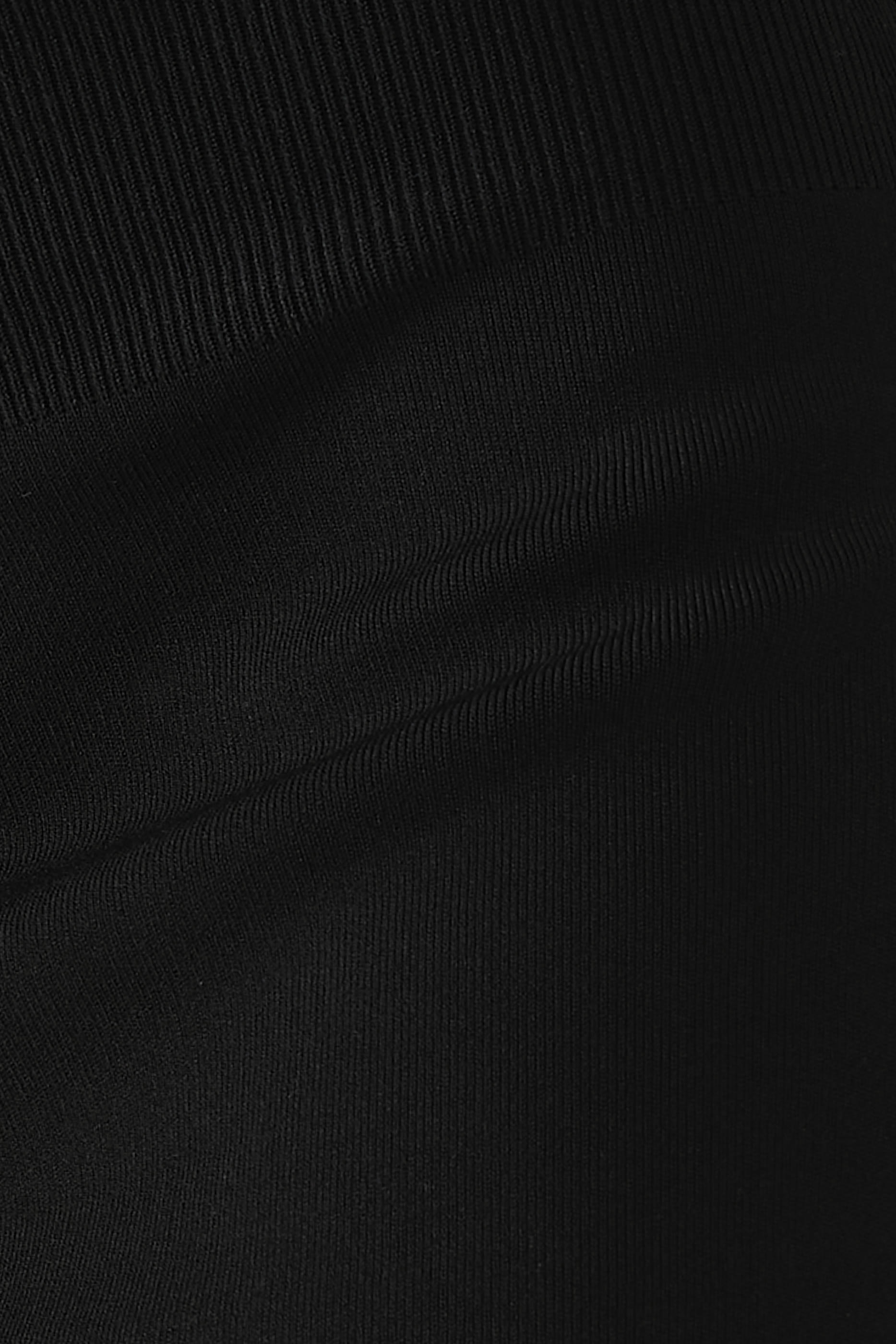 تنورة فيكتوريا بيكهام بقصة ضيقة