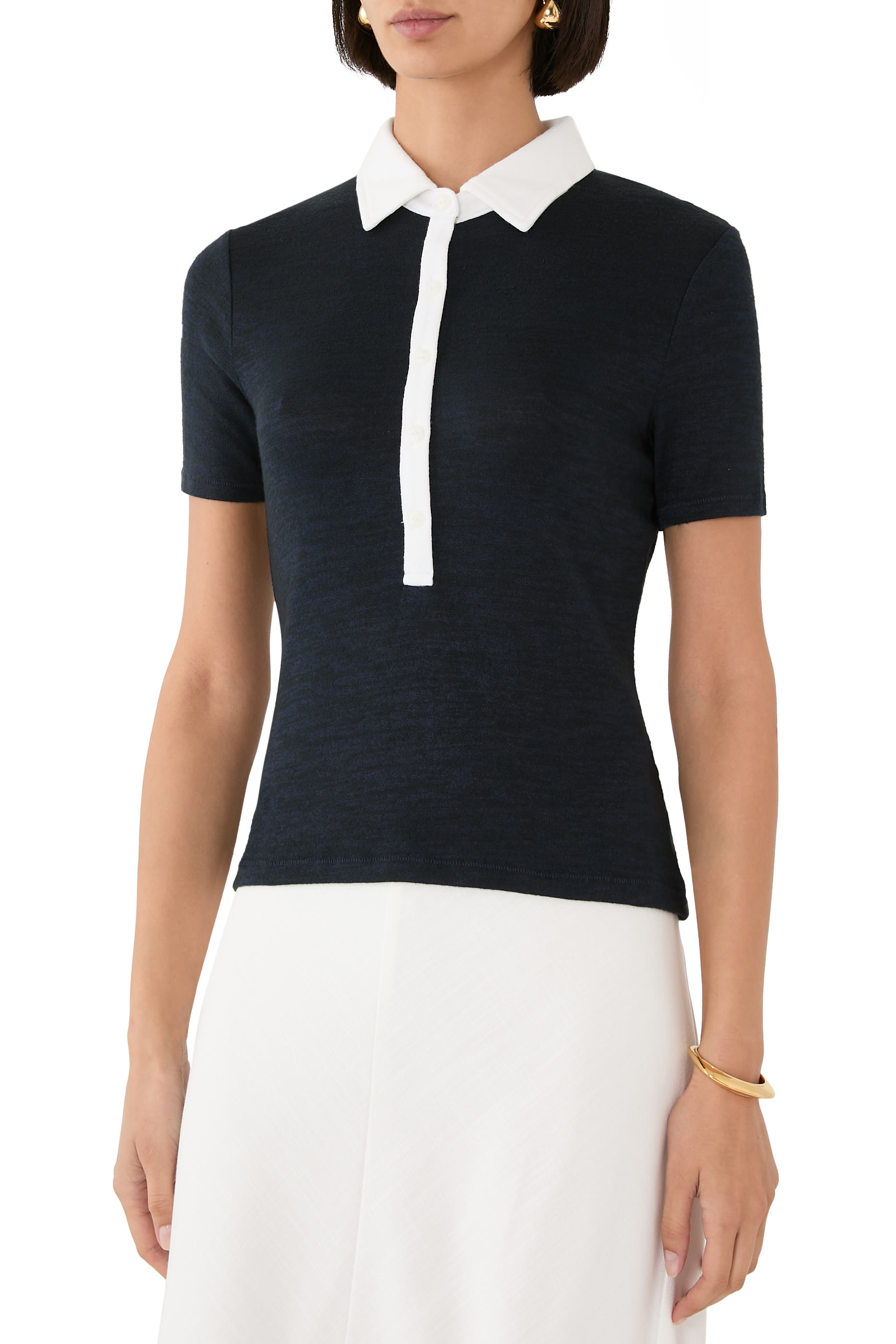 قميص بولو منسوج بأكمام قصيرة وأزرار