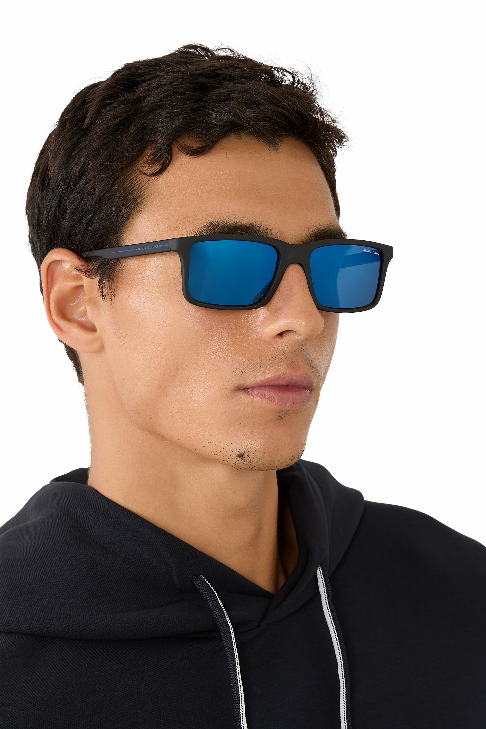 نظارة شمسية بإطار مستطيل ضمن تشكيلة الملابس الرياضية الأساسية