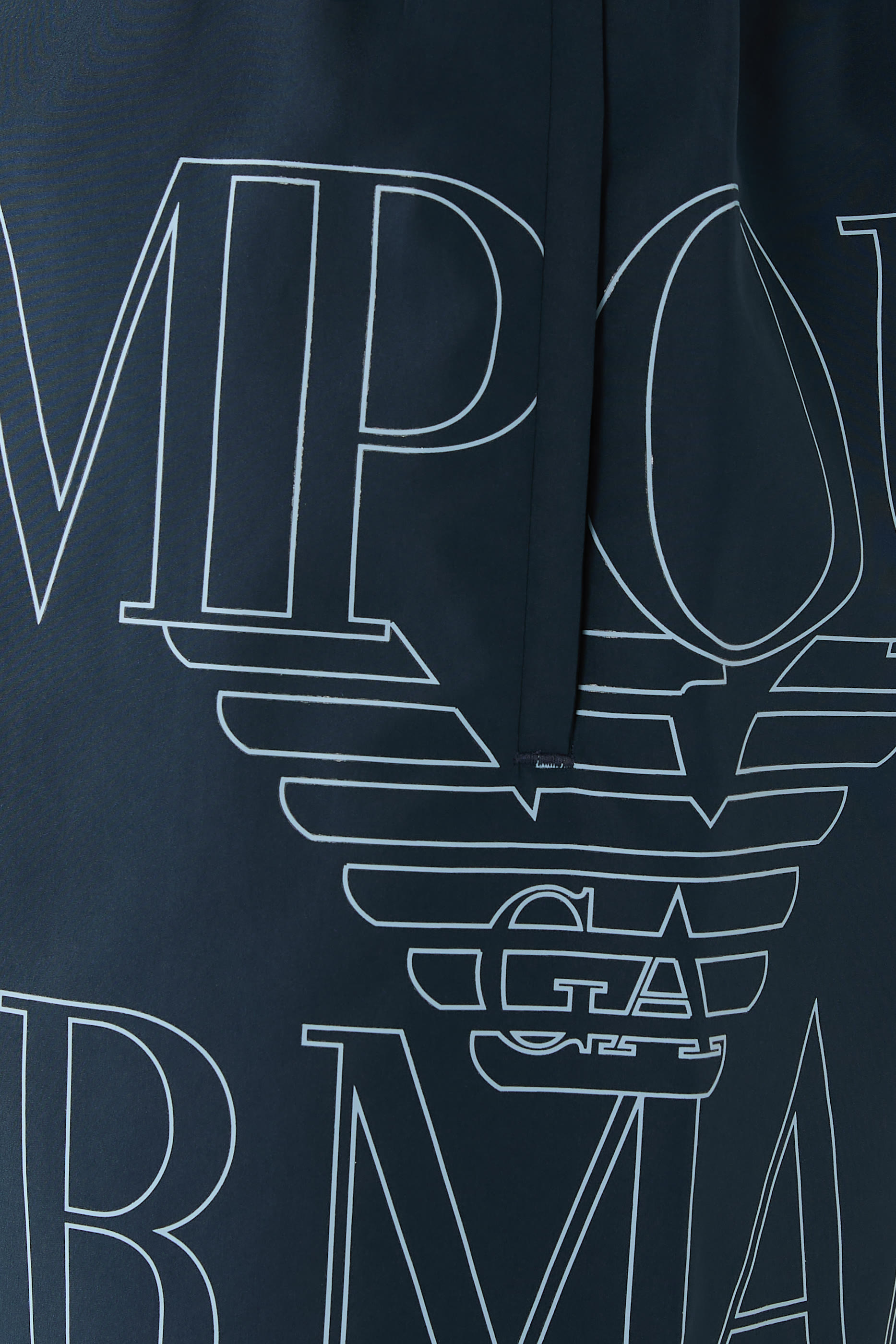 شورت سباحة بشعار الماركة بحجم كبير