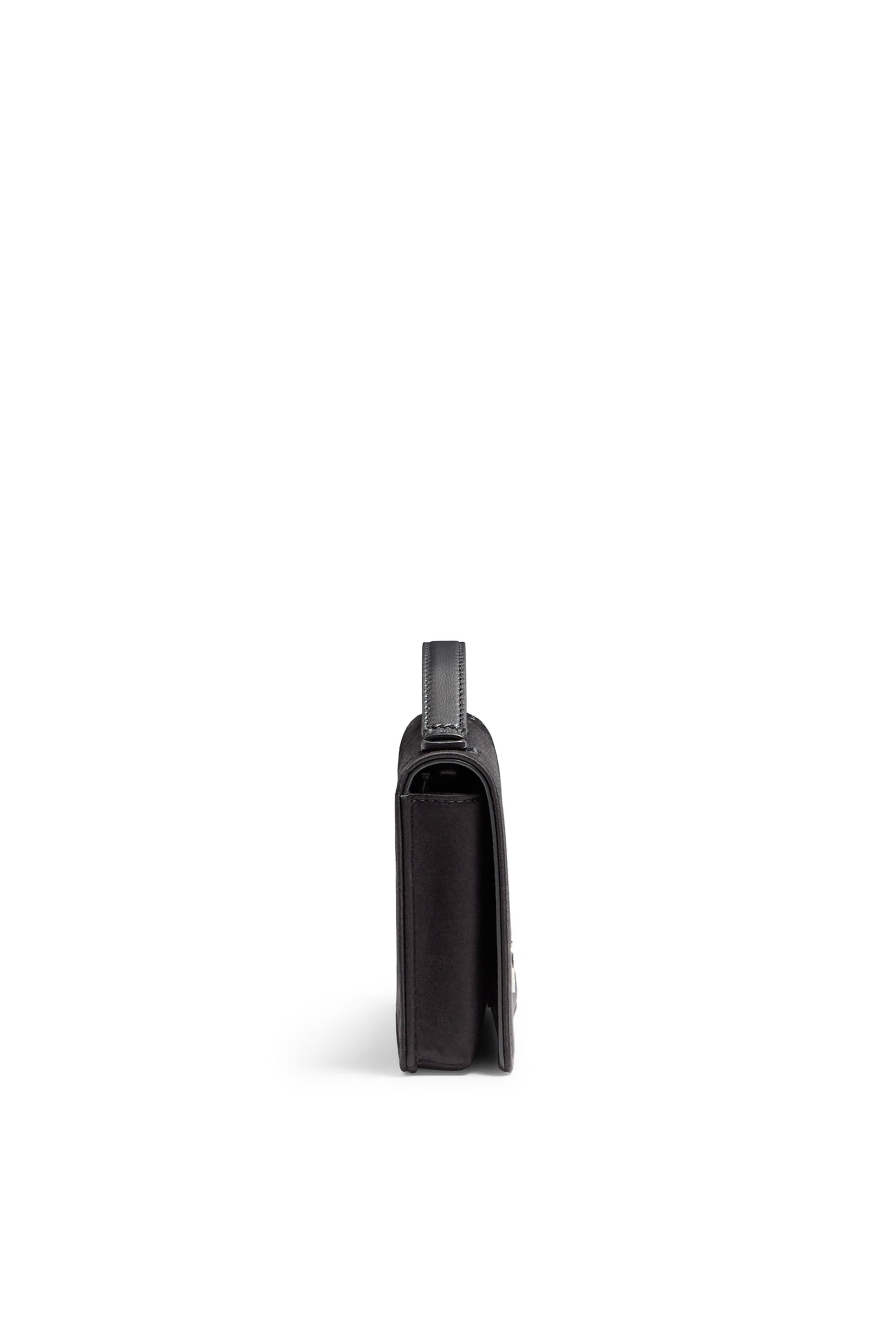 محفظة بحمالة سلسلة وحلية شعار الماركة جلد بارز الملمس