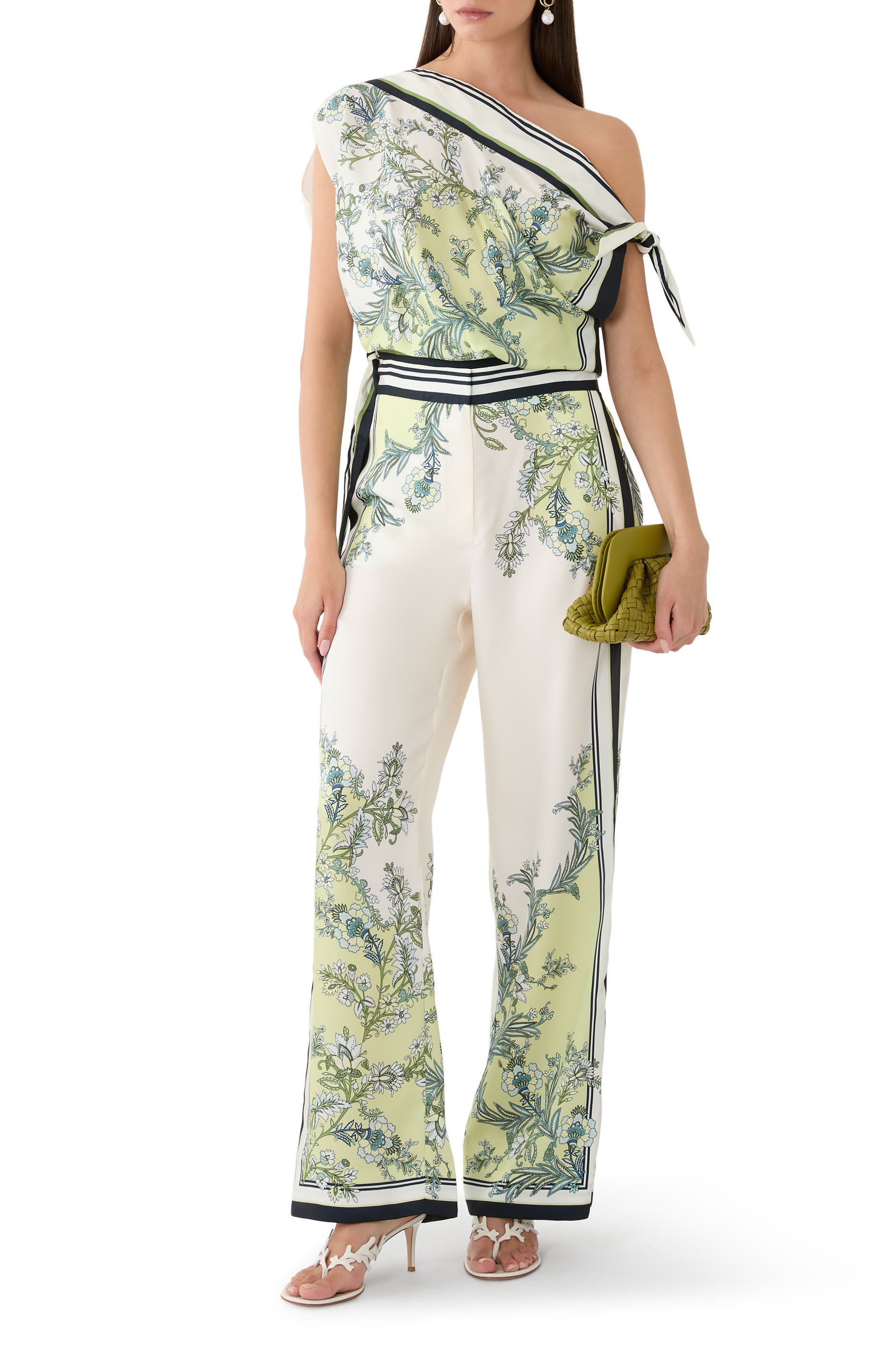 بلوزة تاري بكتف مكشوف