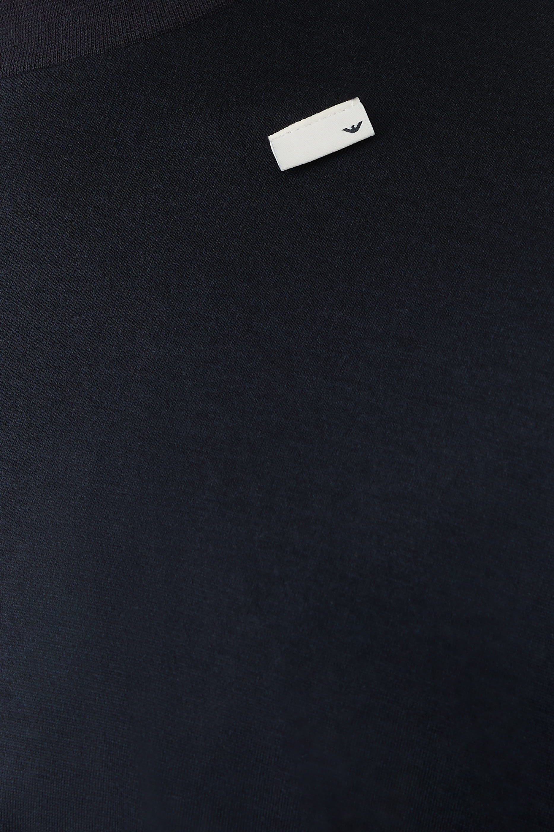 تيشيرت بقصة واسعة ورقعة شعار الماركة صغيرة