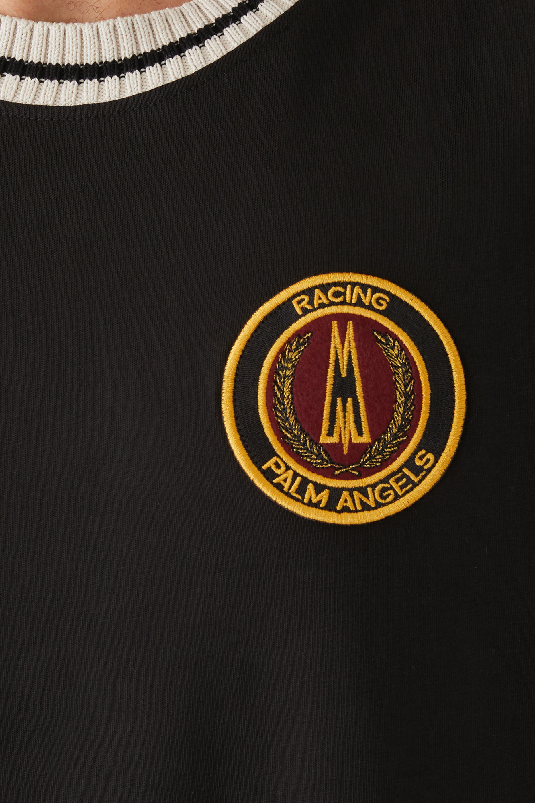 تيشيرت يرقعة شعار الماركة