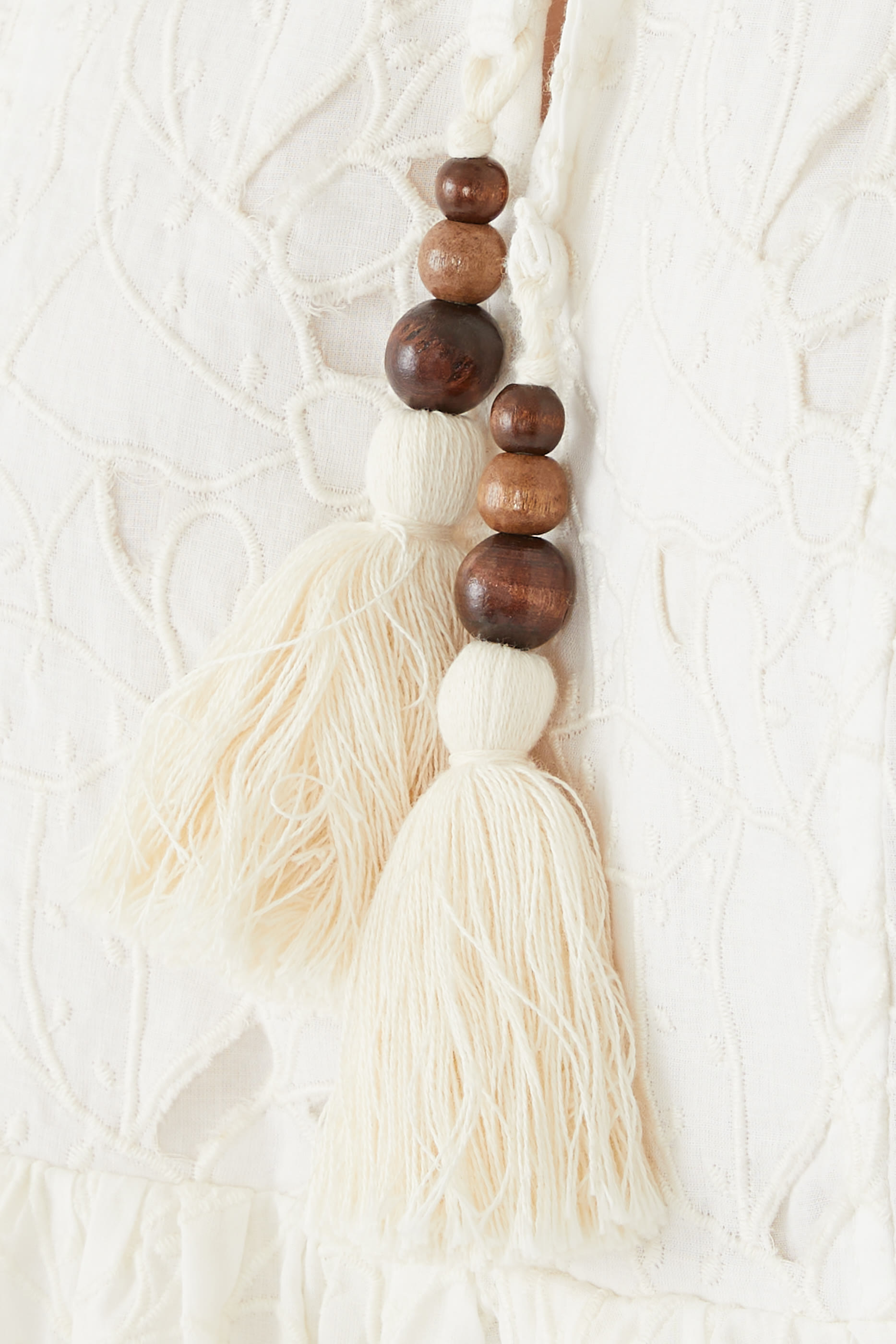 فستان طويل بتطريزات إنجليزية