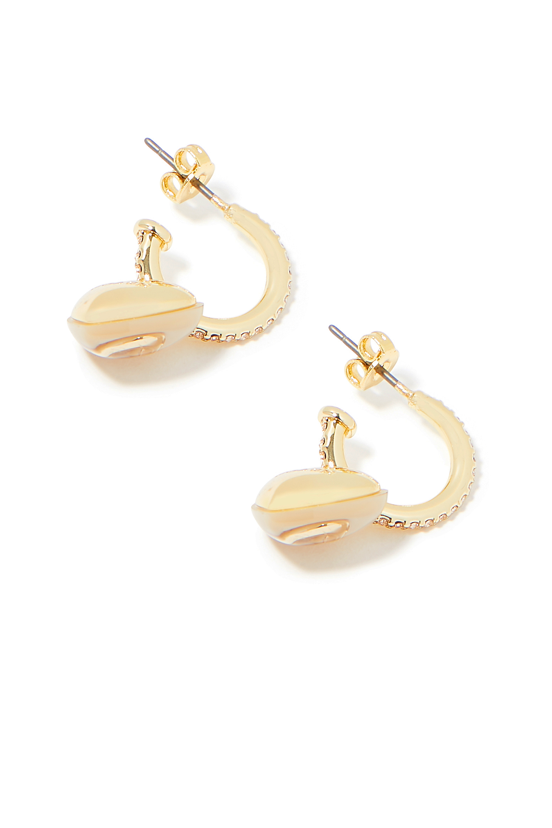 أقراط هاجي بحلية قلب بشعار الماركة