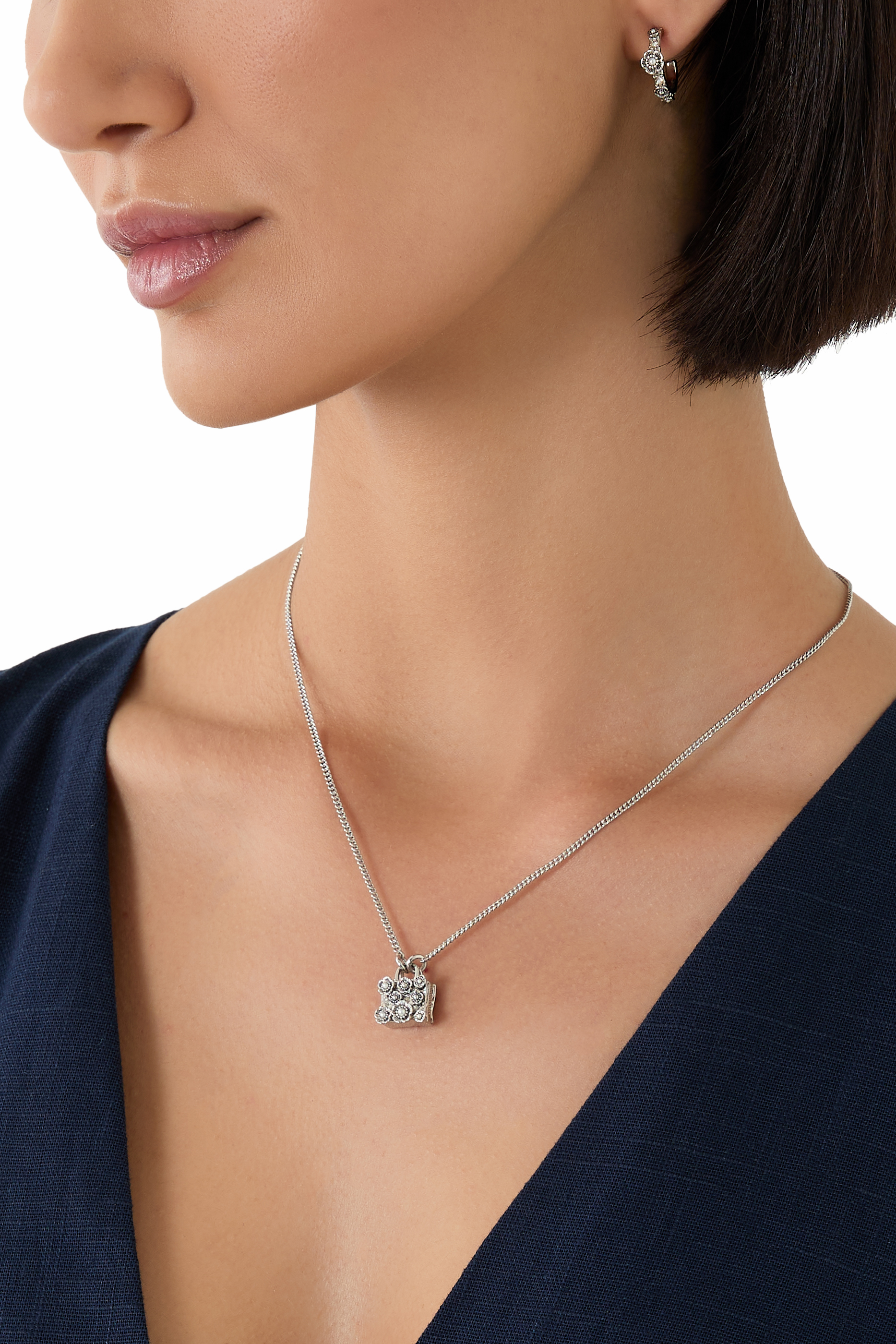 قلادة بدلاية بتصميم حقيبة مزينة بزهرة الشاي