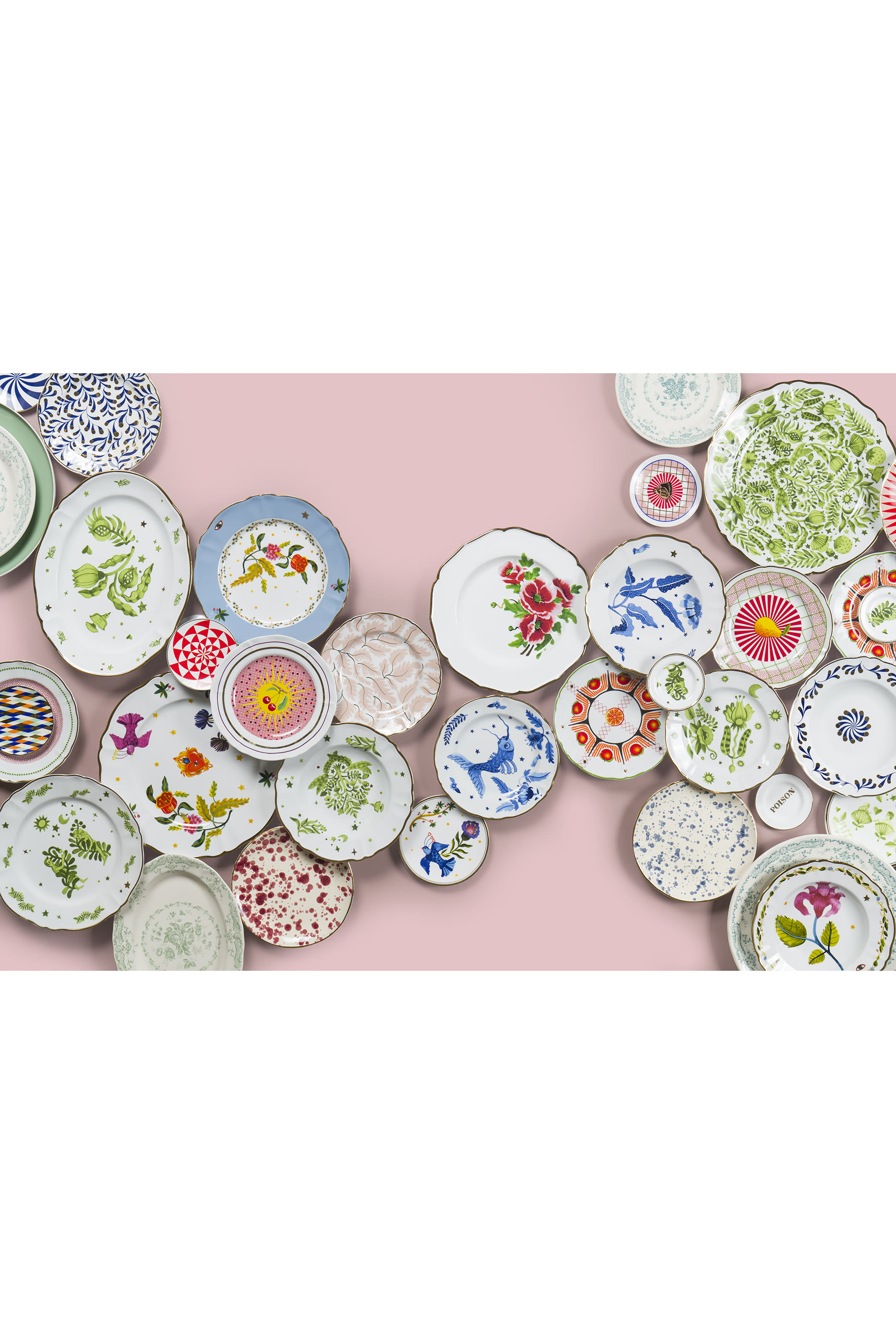 طبق كيك مزين بطير صغير