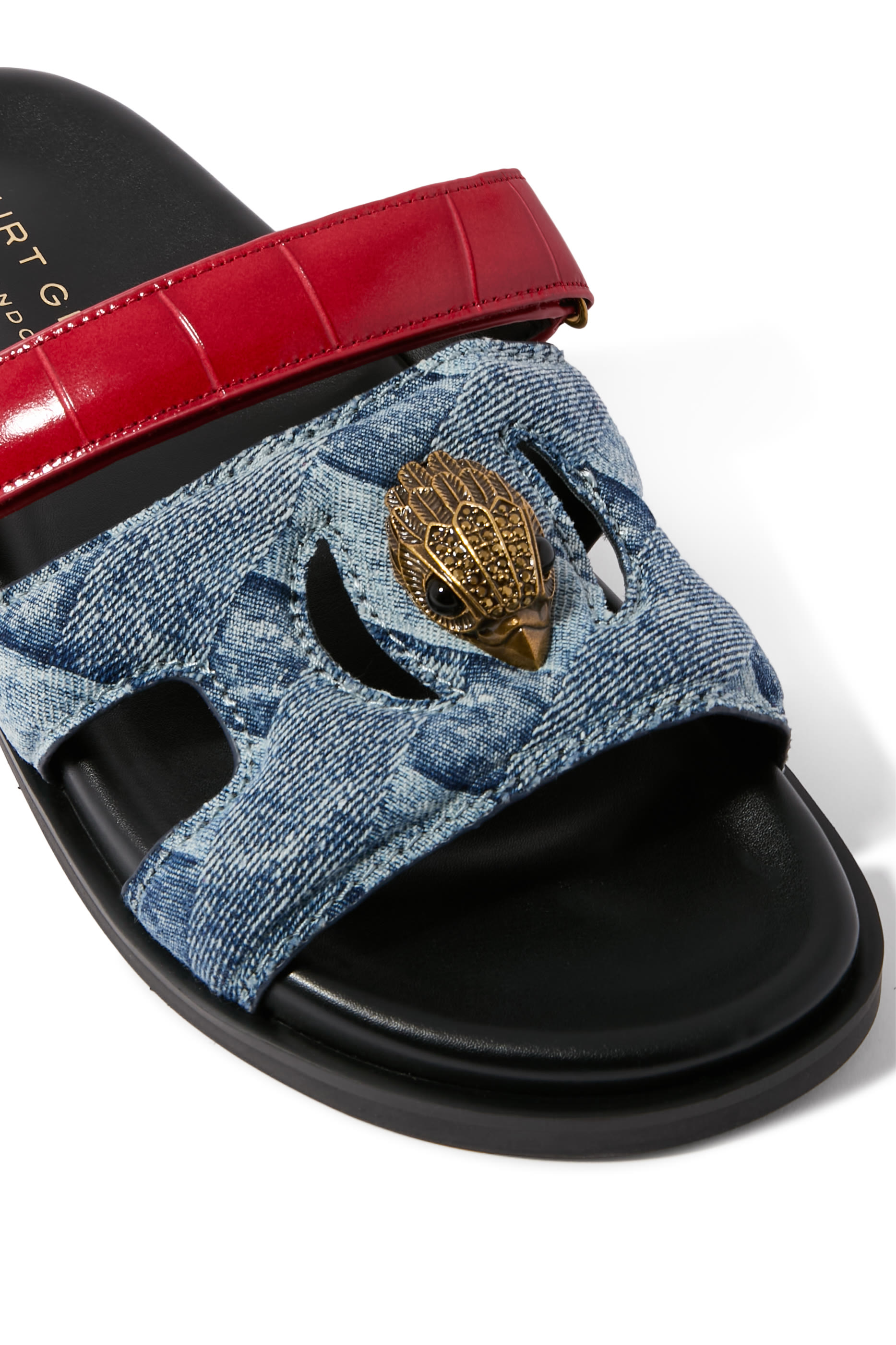 صندل بفتحات مزين بحلية شعار الماركة