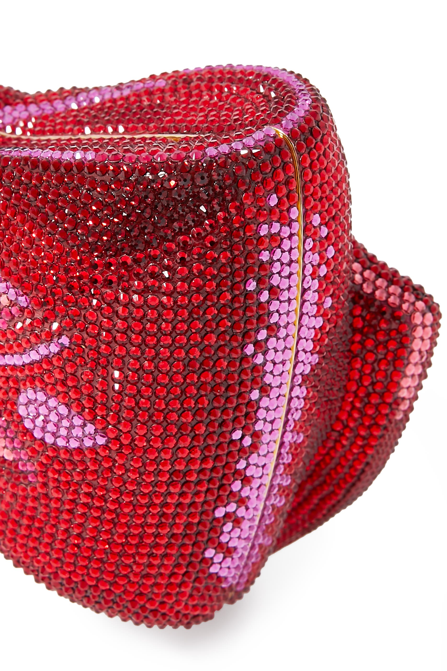 كلاتش جاست فور يو بتصميم فيونكة