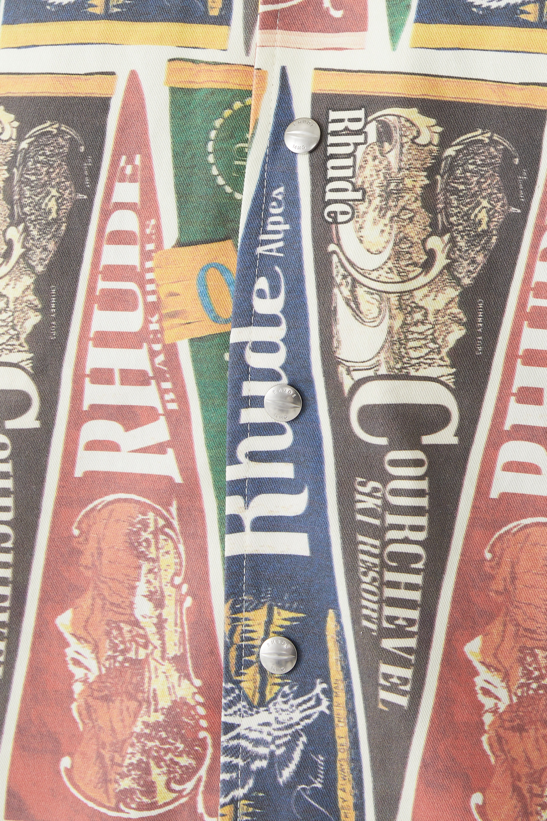 قميص بشعار جامعي وإغلاق مغناطيسي