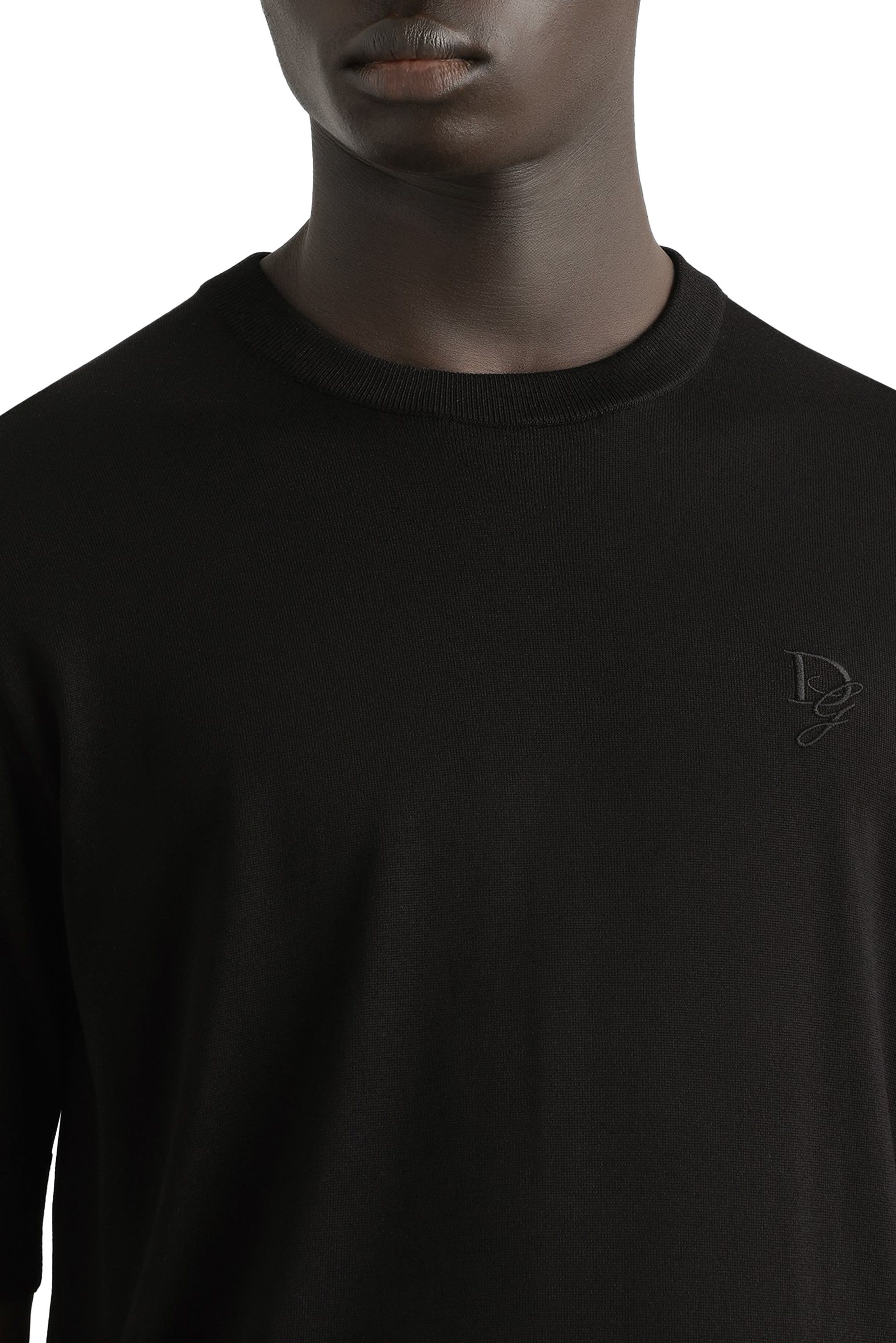 كنزة بياقة مستديرة وشعار الماركة المطرز حرير