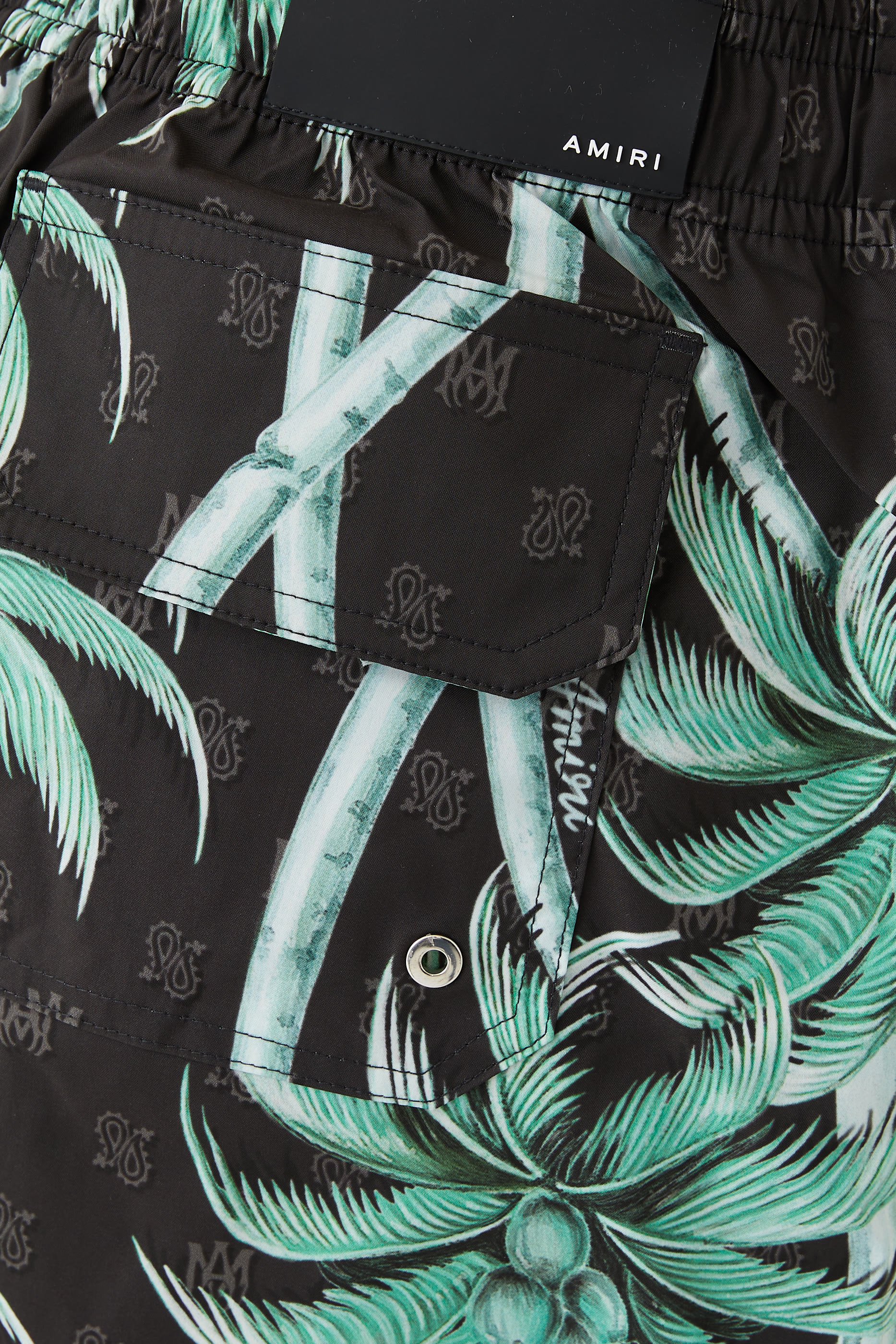 شورت سباحة بطبعات نخيل ملتوية