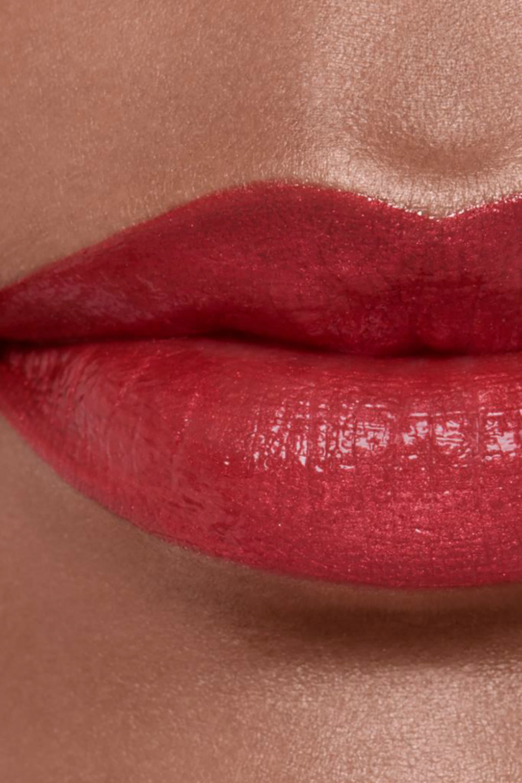 أحمر شفاه مرطب ومعزز للامتلاء. لمعان ولون طويل الثبات مكثف ROUGE COCO BLOOM