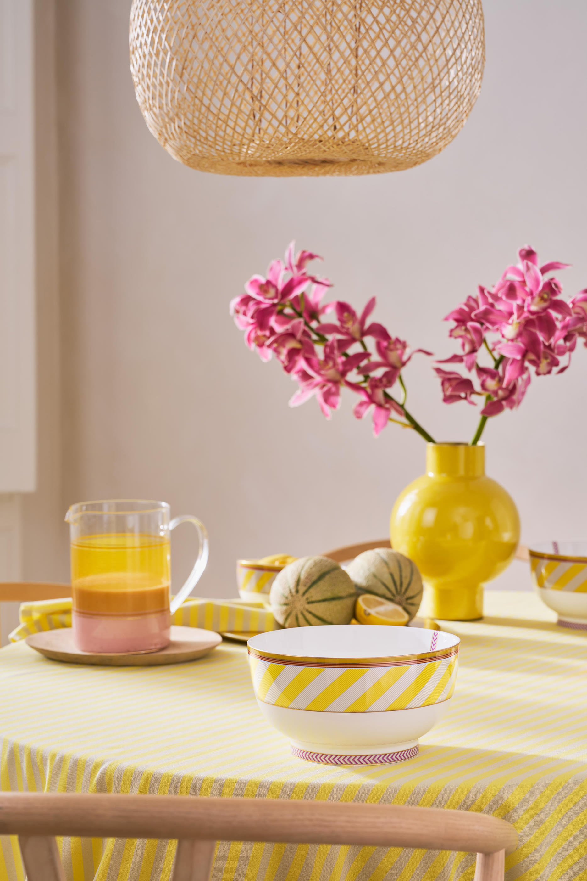 وعاء شيك بنقشة مخططة