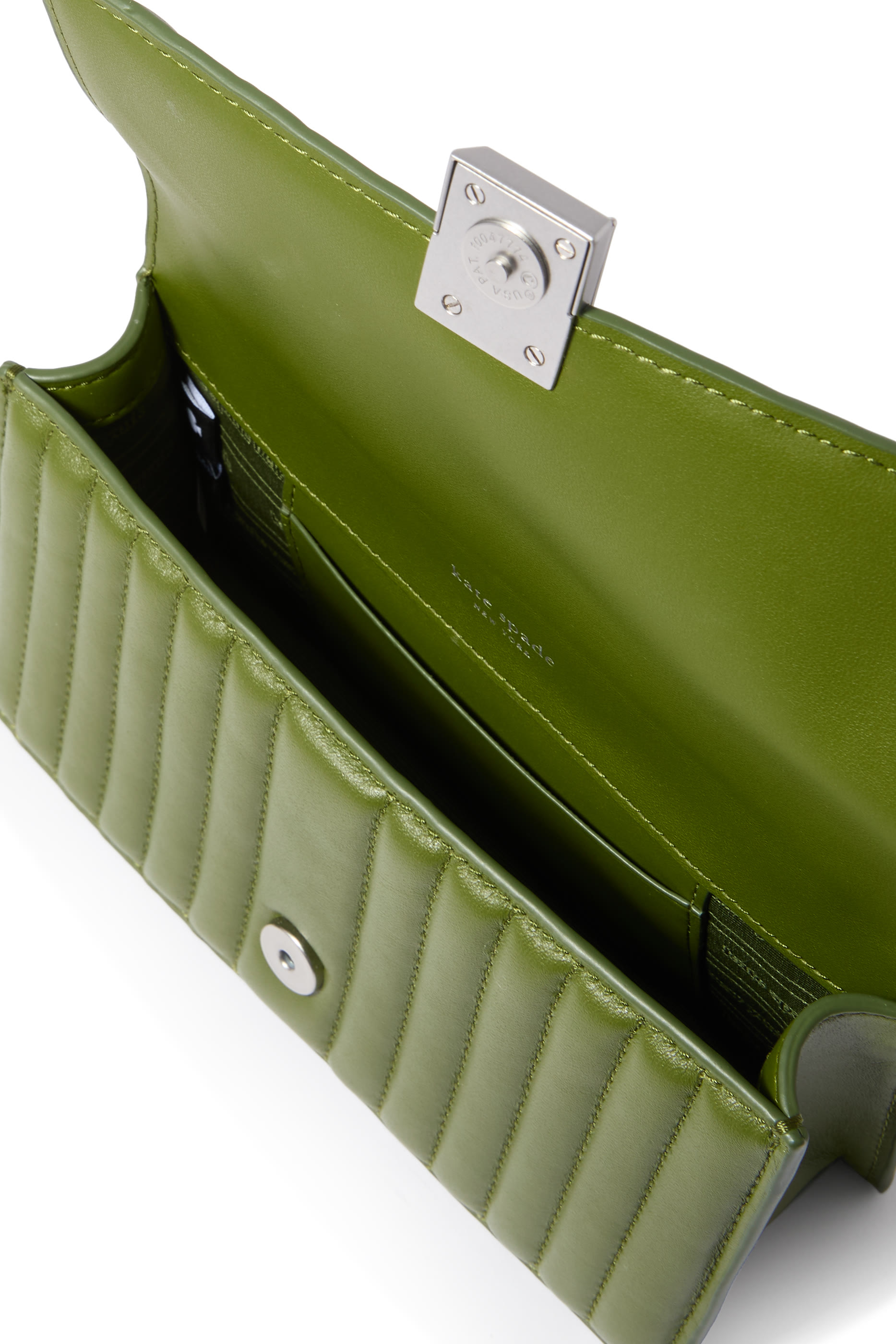 حقيبة كروس بودي ديكو صغيرة بغطاء قلاب وسلسلة جلد مبطن