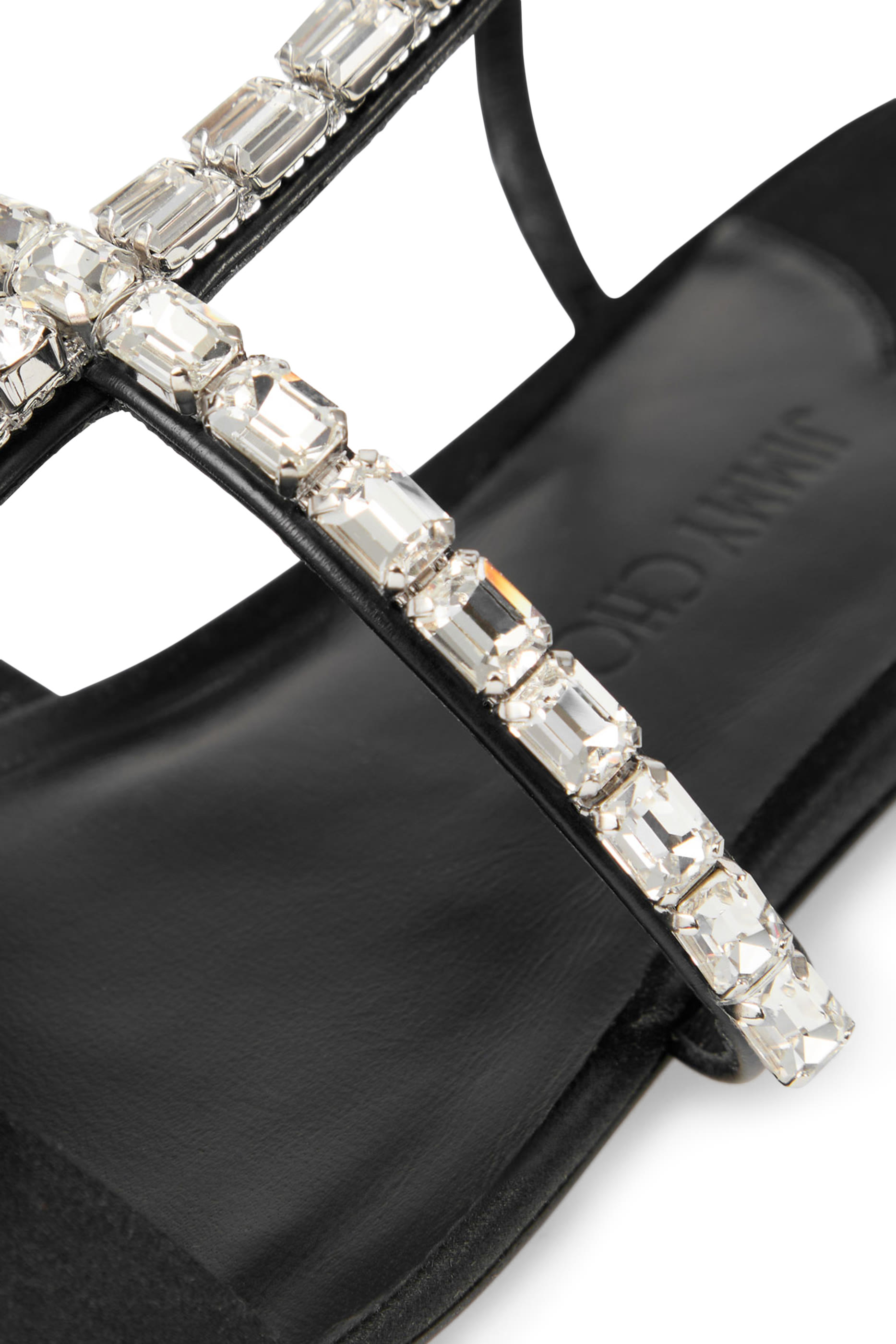 صندل بكعب مسطح وسيور بتصميم حرف T بالكريستال