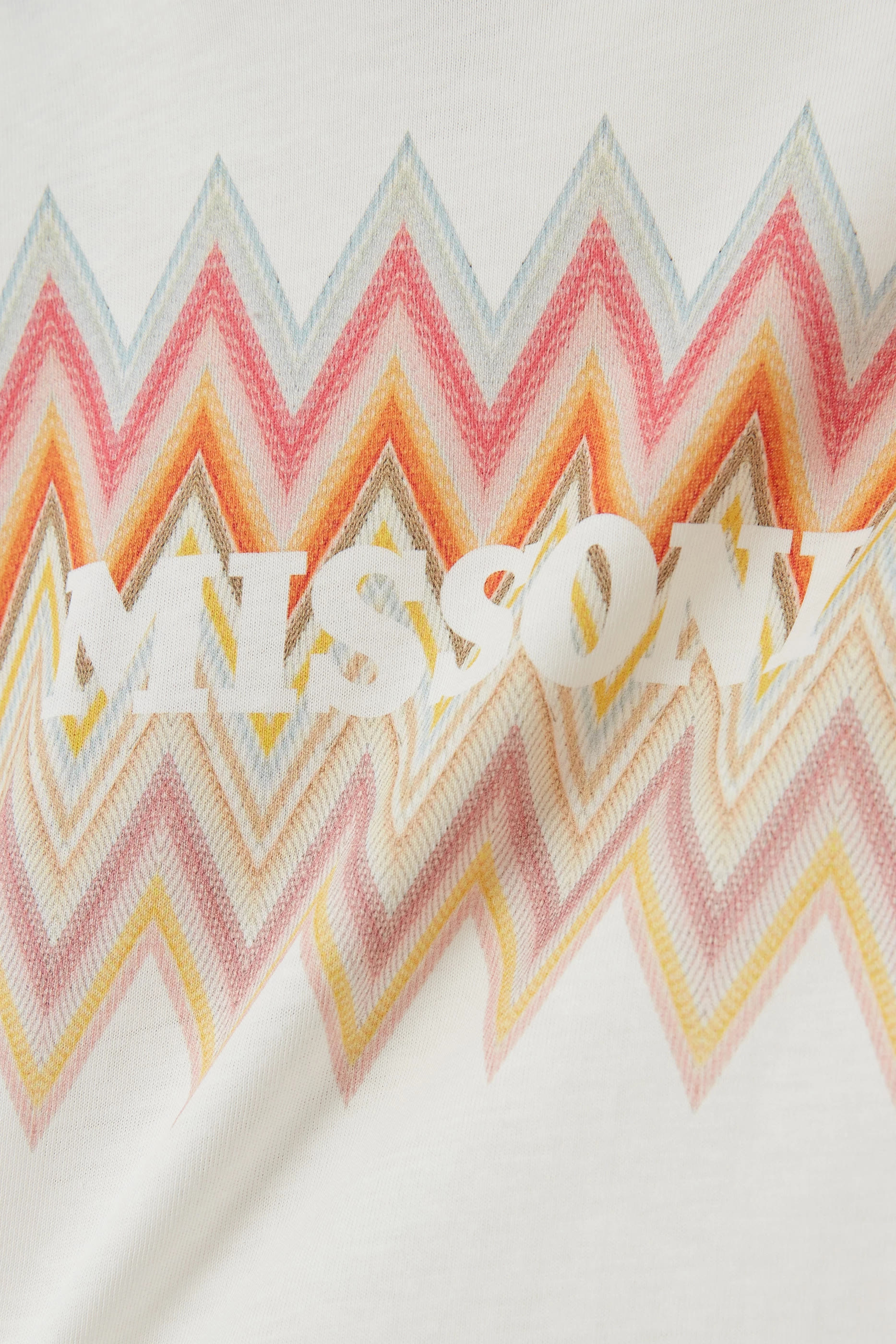 تيشيرت بنقشة خطوط متعرجة وشعار الماركة للأطفال