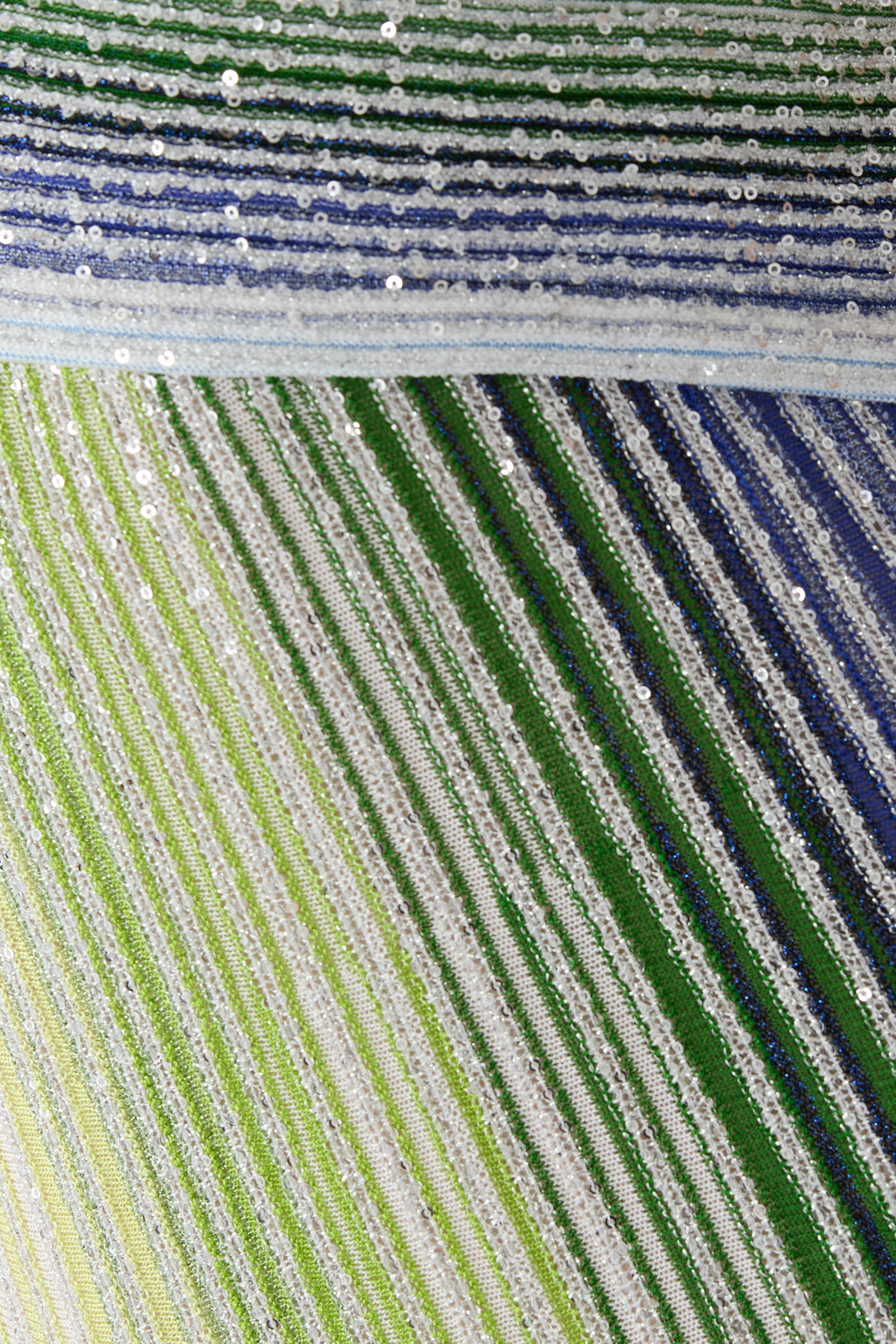 فستان طويل برباط حول الرقبة بنقشة خطوط مزين بترتر