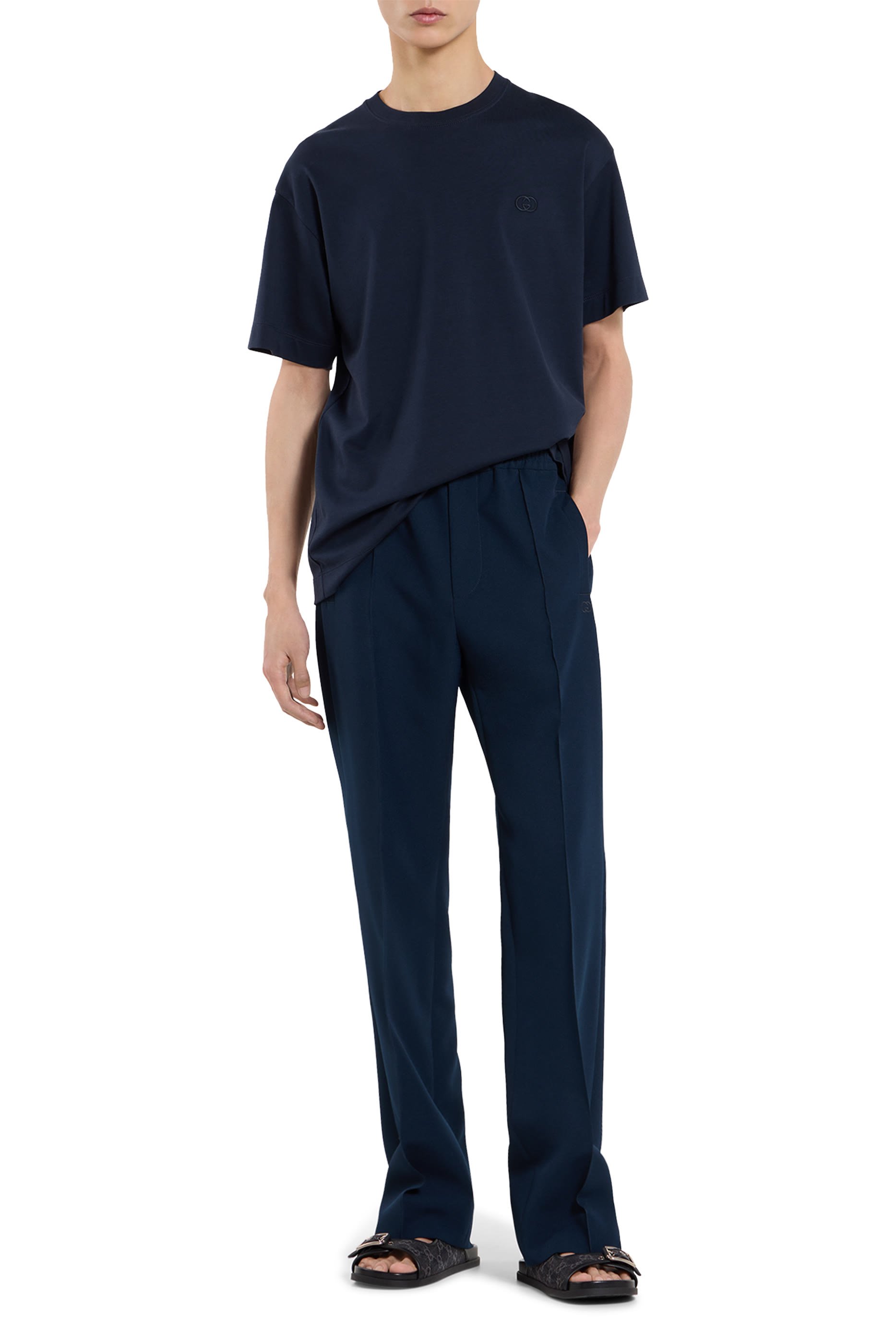 حذاء خفيف بمشابك وشعار الماركة