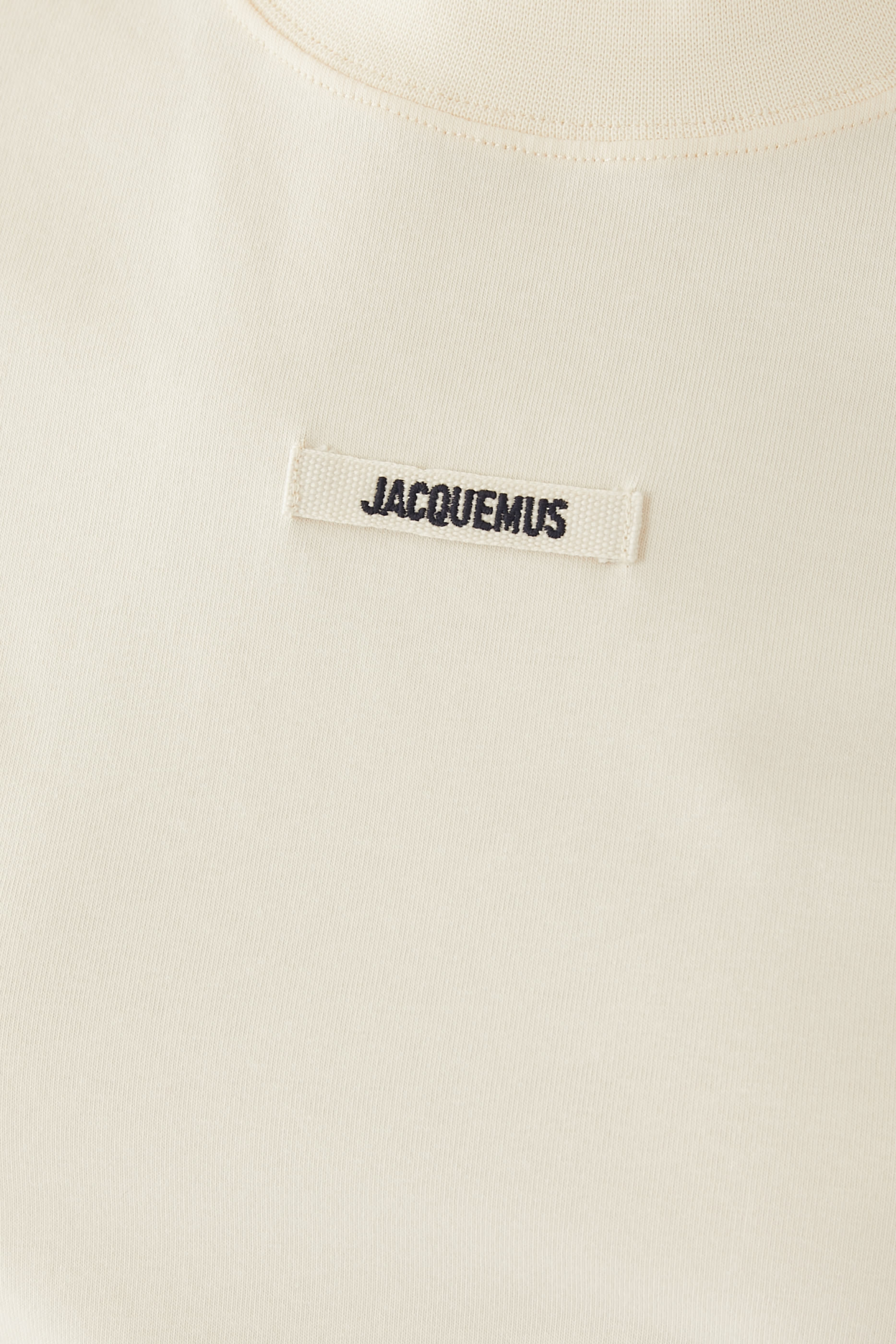 تيشييرت بشعار الماركة بارز الملمس