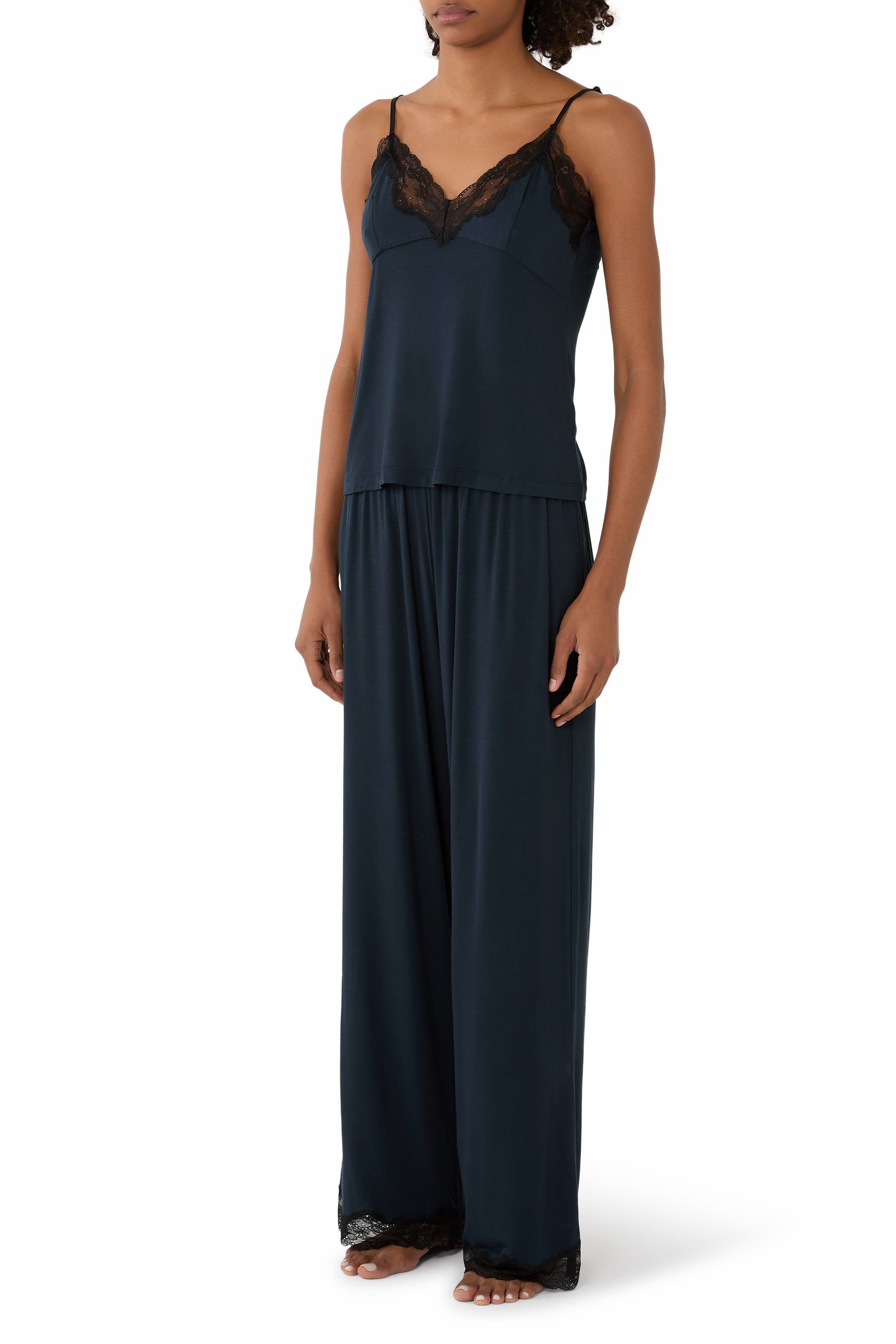 طقم بيجامة كامي بتفاصيل دانتيل جيرسيه