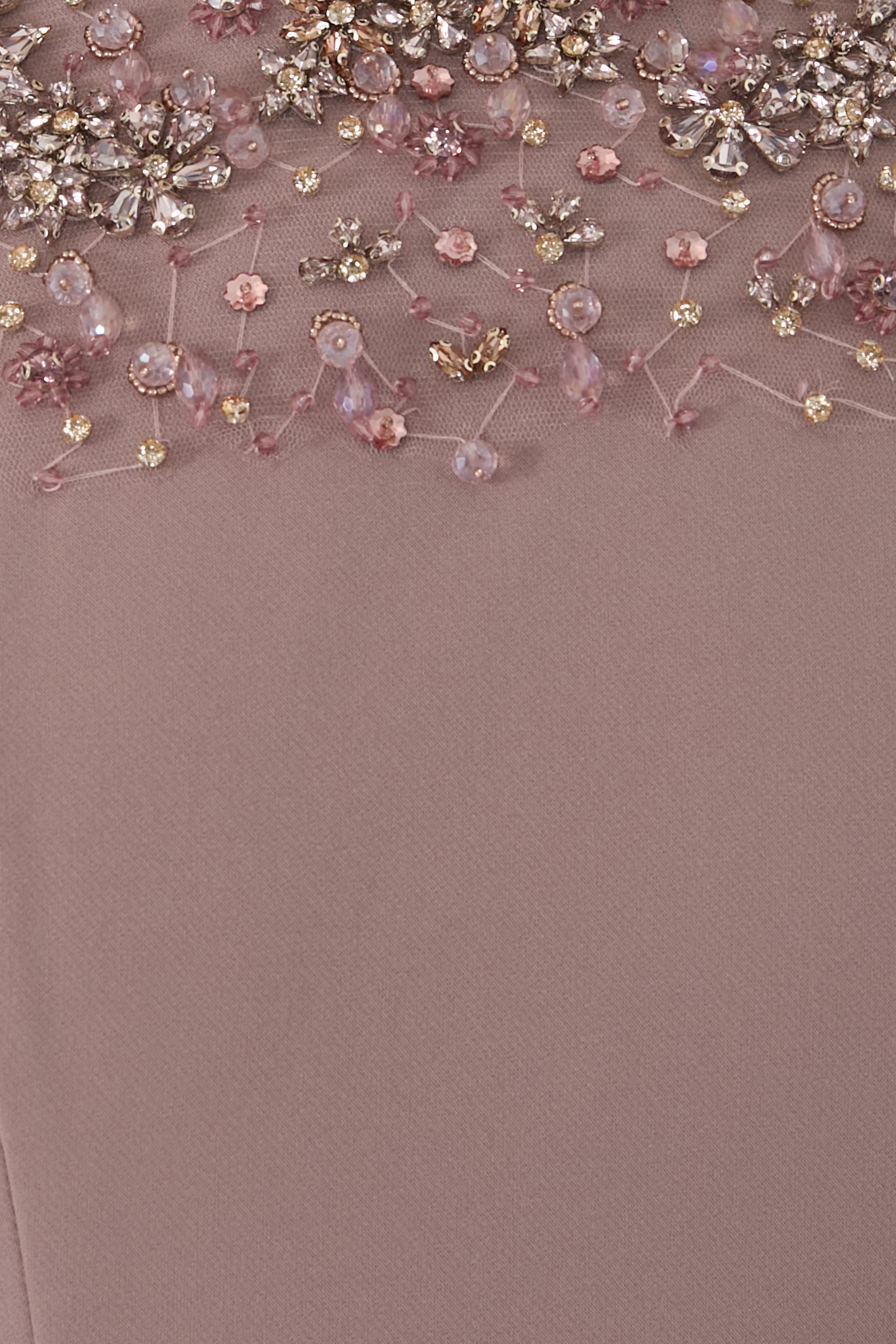 فستان سهرة مطرز بقصة ذيل حورية البحر