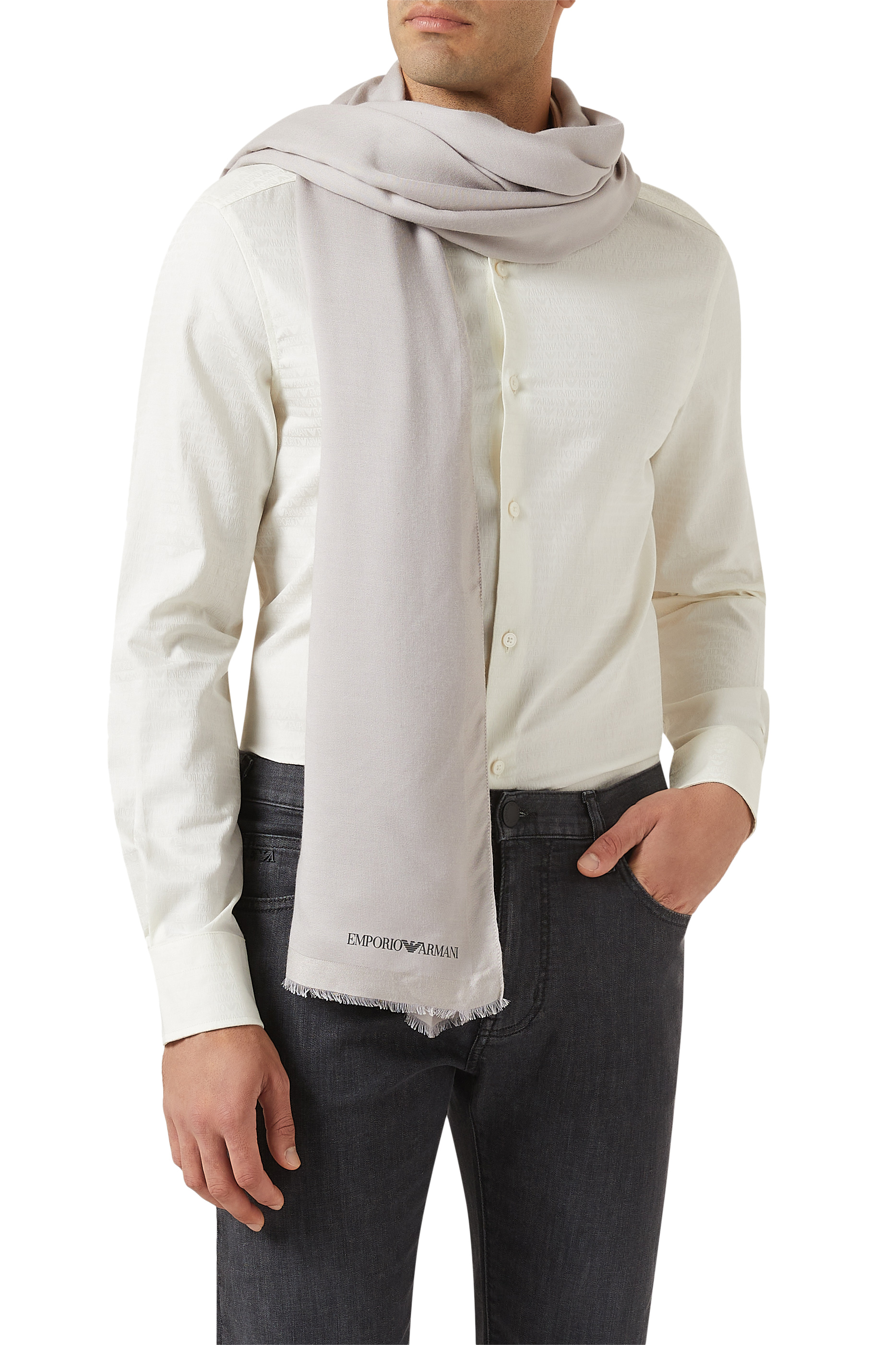 وشاح بنقشة شعار الماركة