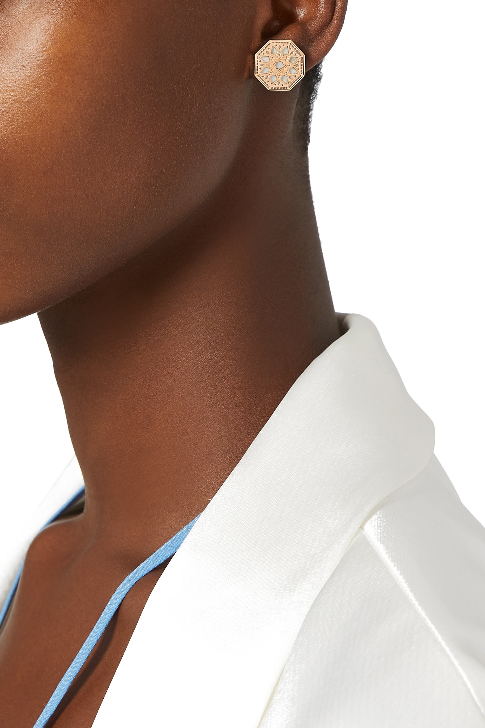 أقراط صغيرة كلاسيك تراث مرصعة بعرق اللؤلؤ، ذهب وردي عيار 18