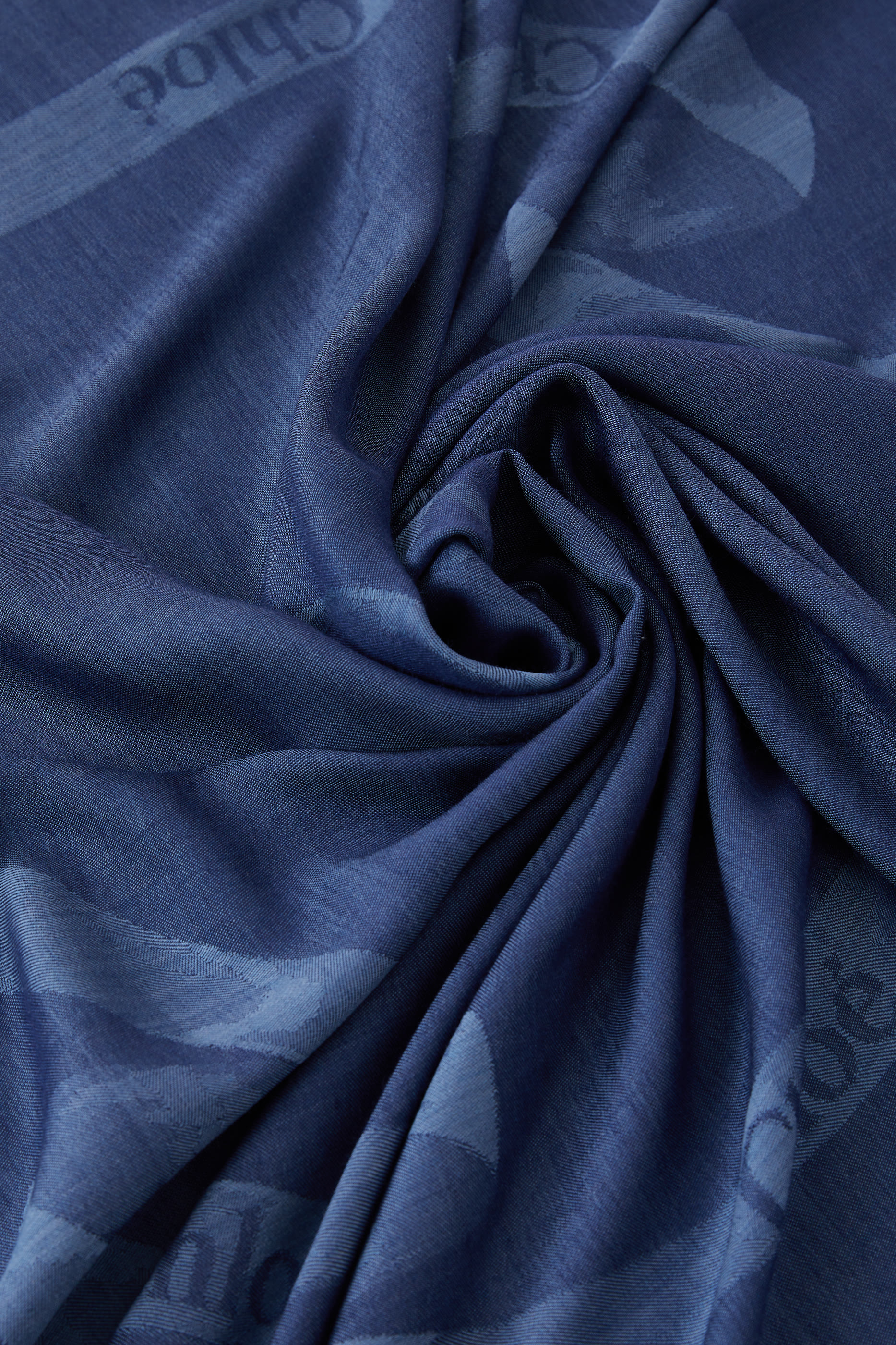 وشاح بطبعة شعار الماركة حرير