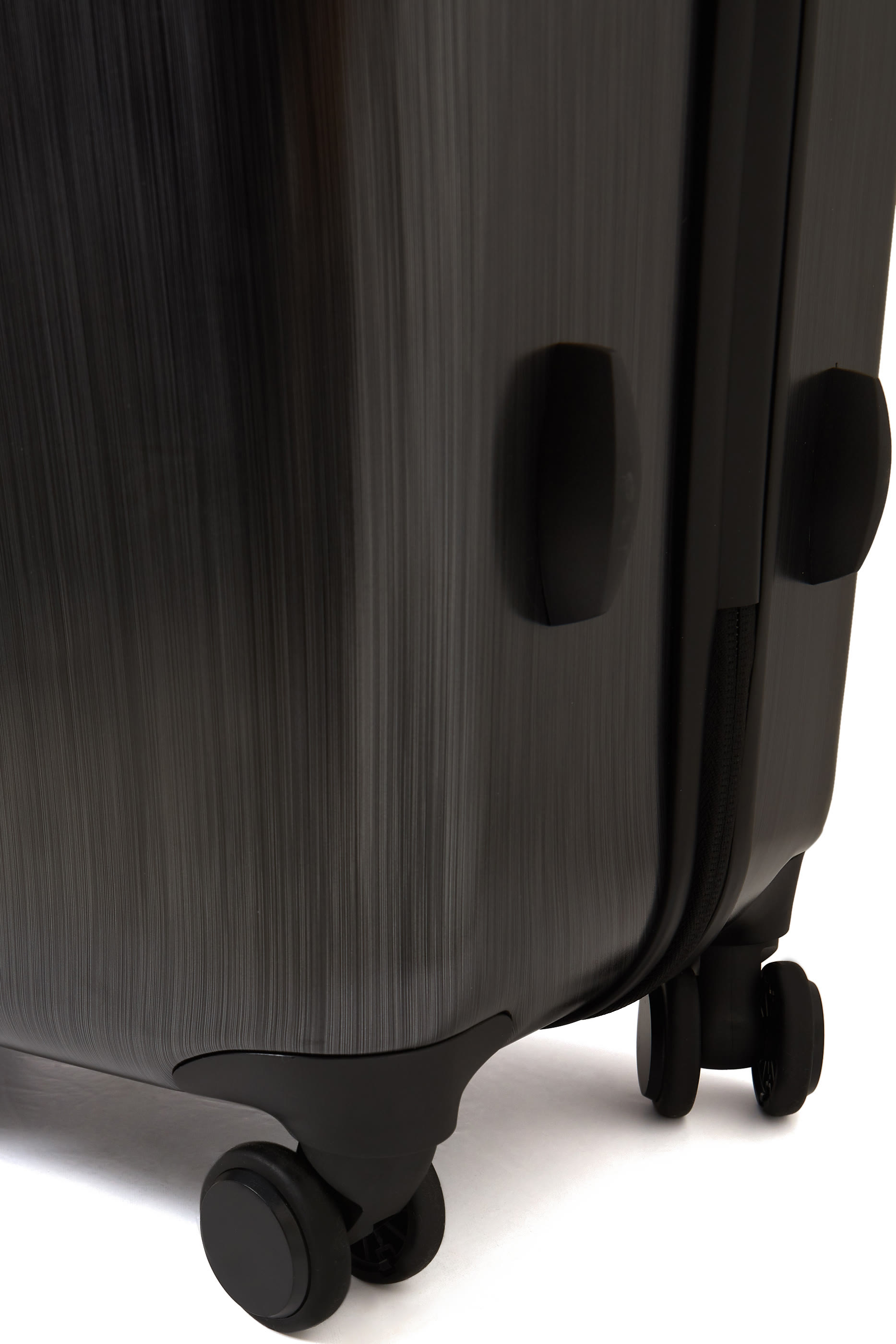 عربة ضيافة متوسطة مزينة بشعار الماركة