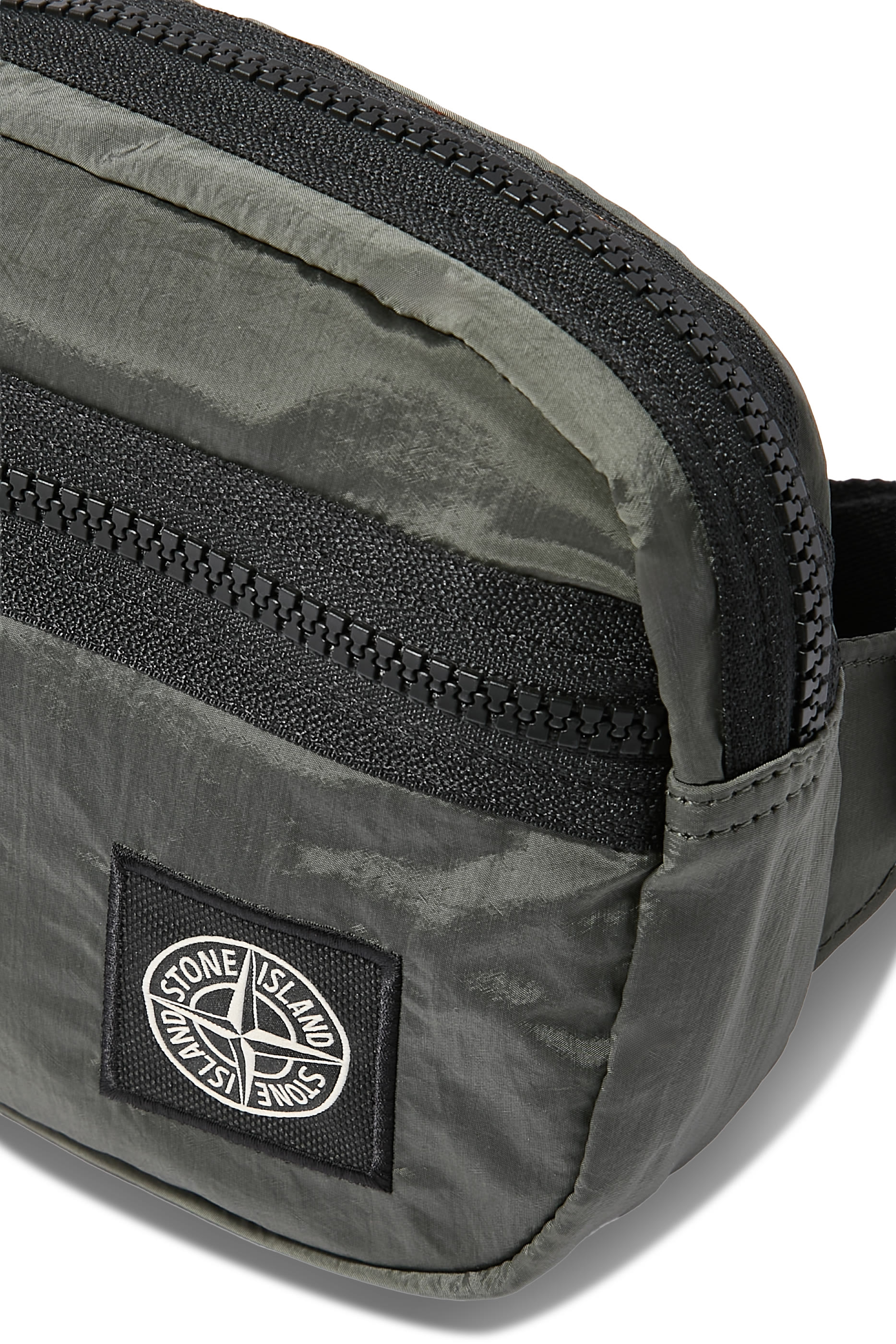 حقيبة صغيرة بشعار الماركة