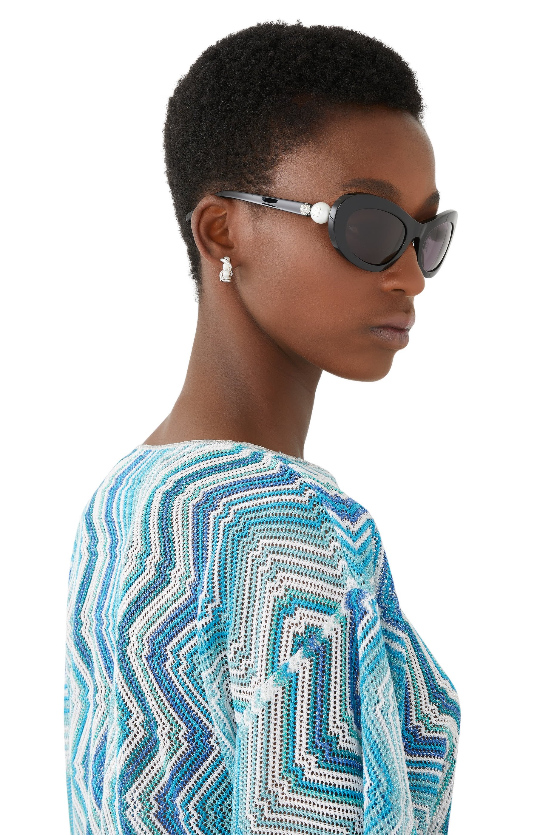 نظارة شمسية بإطار بيضاوي واللؤلؤ