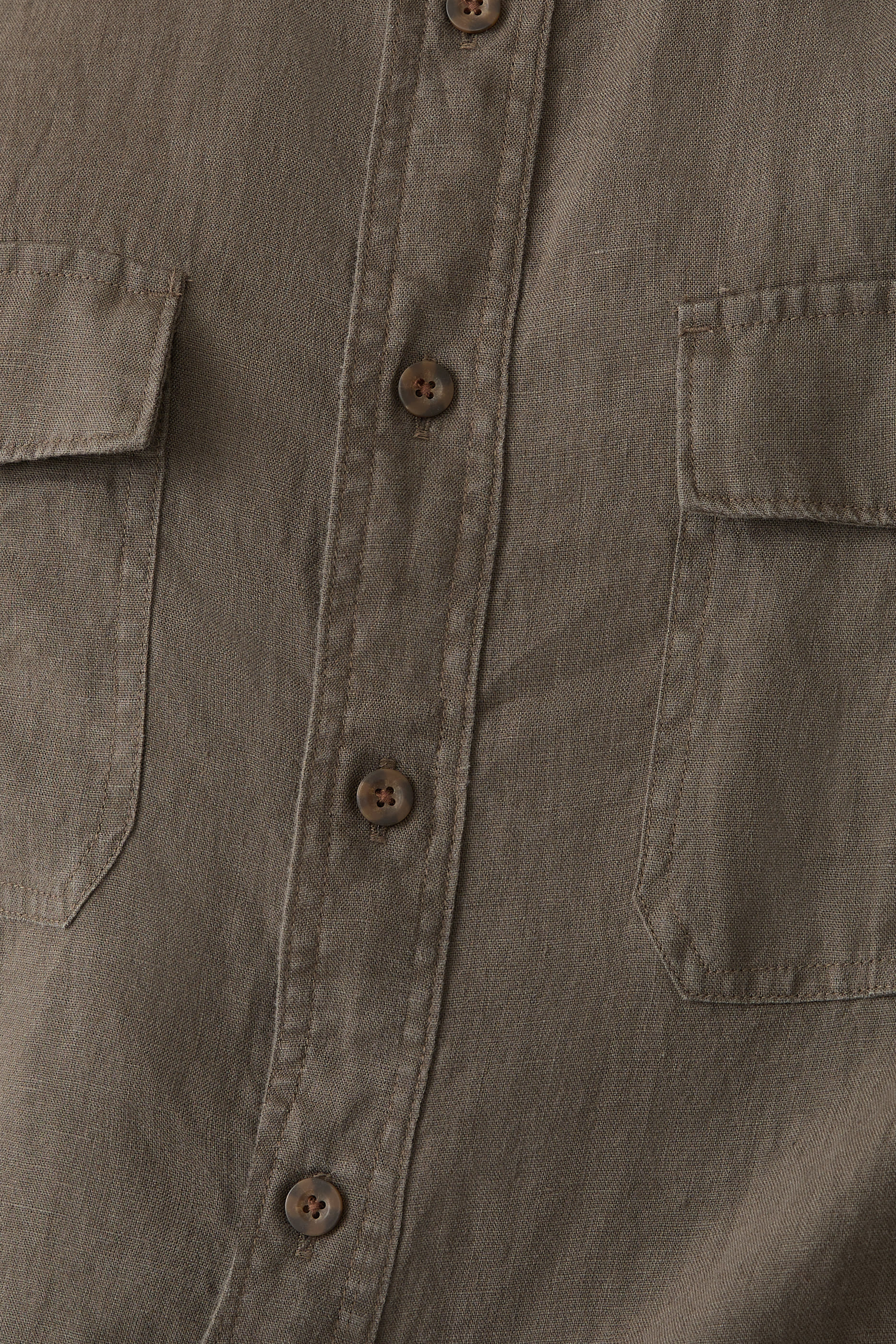 قميص بتصميم عملي بأكمام طويلة