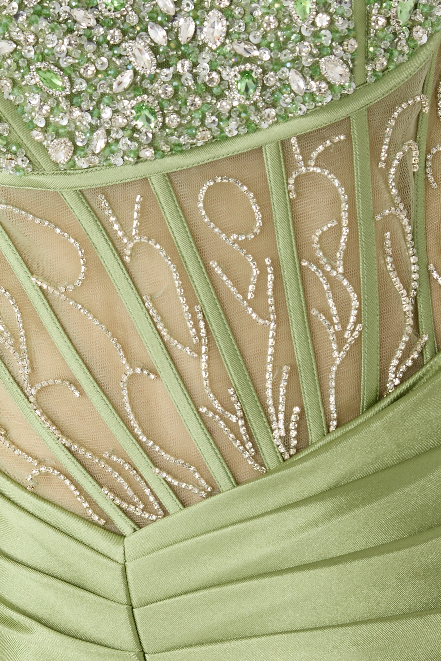 فستان سهرة مرصع بكريستال