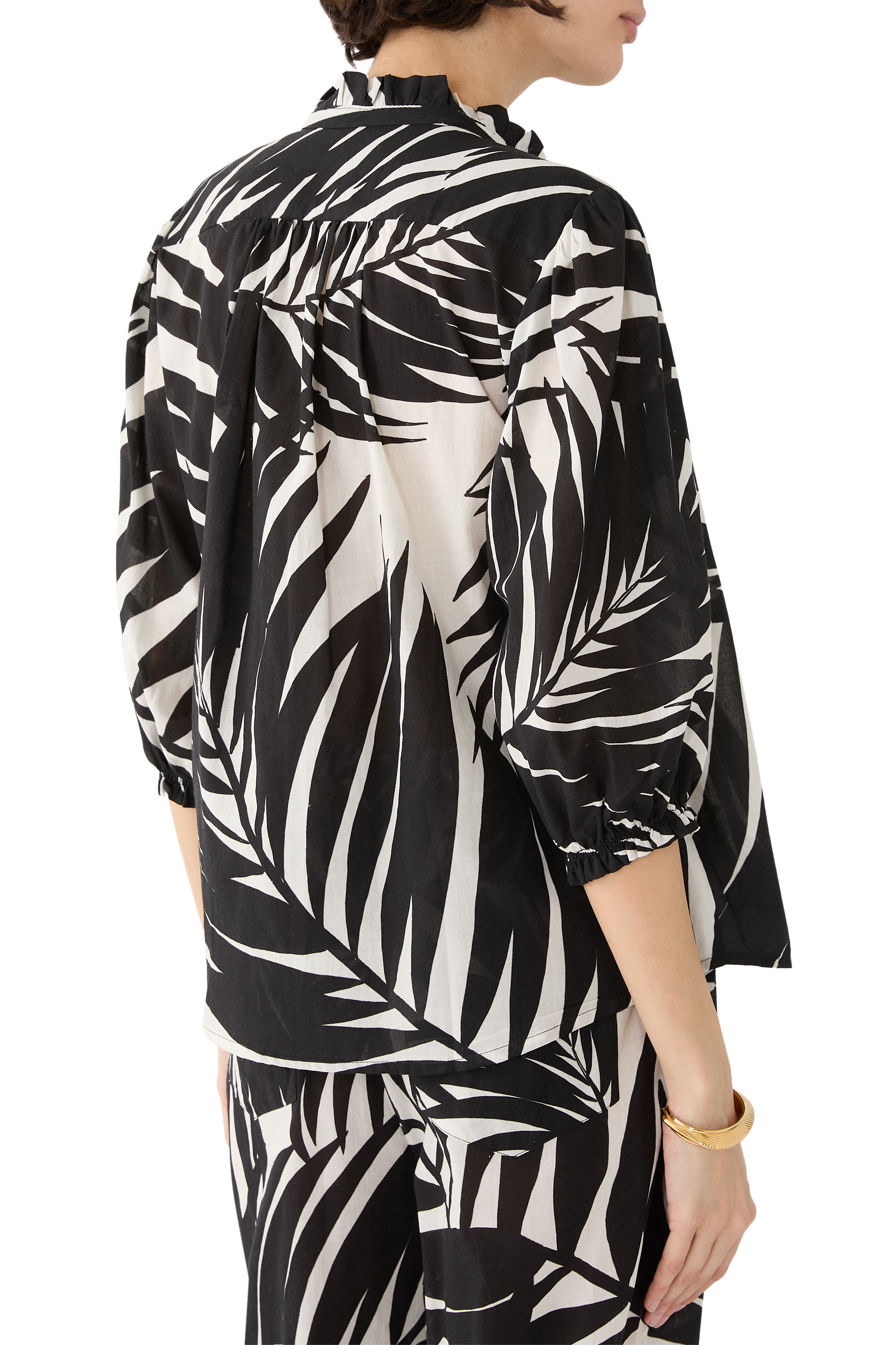 قميص بأكمام قصيرة وطبعة نخيل