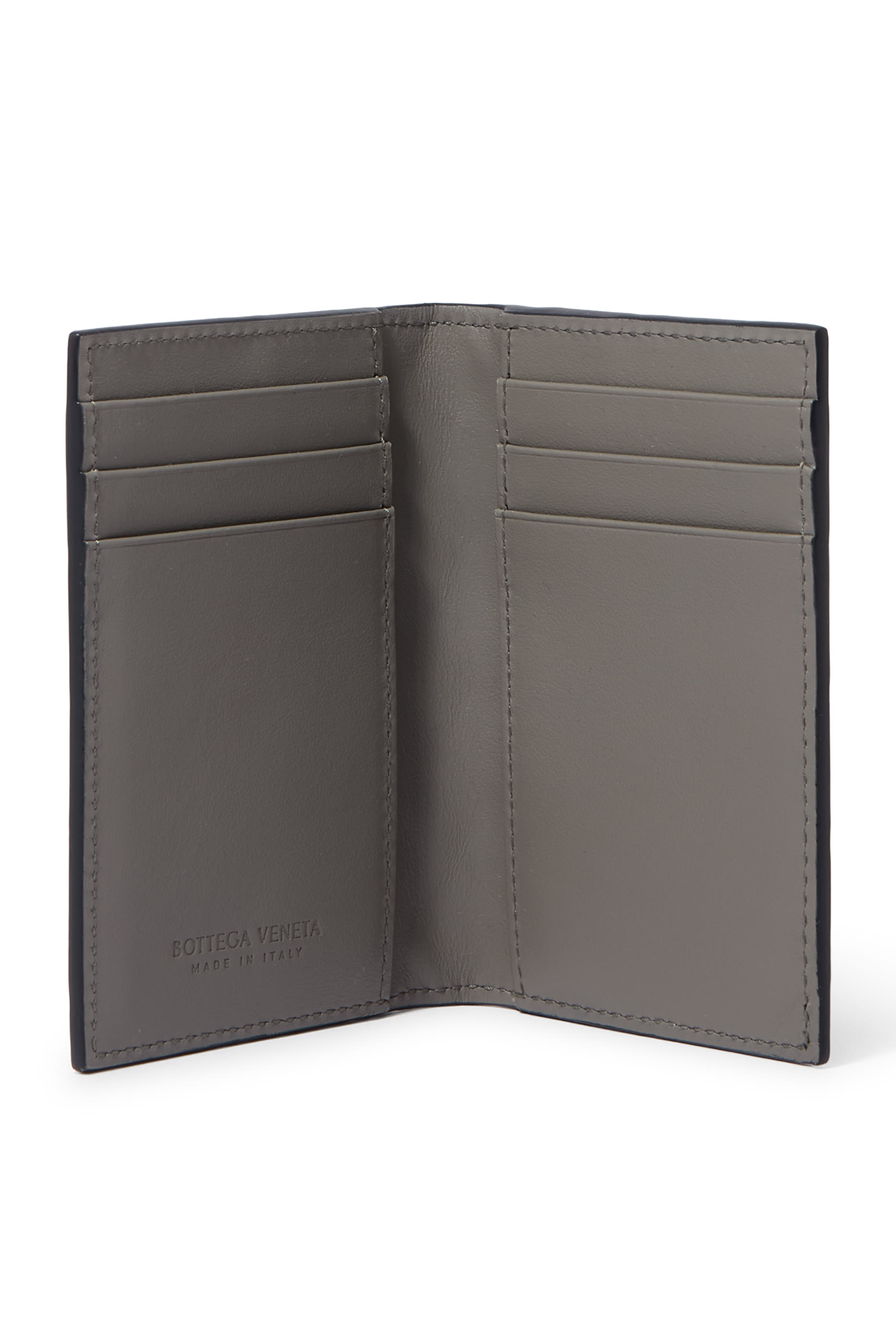 حافظة بطاقات ثنائية الطي بتصميم مجدول