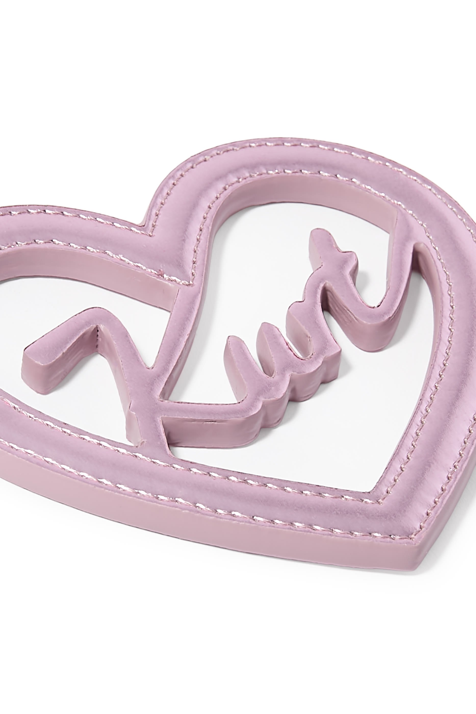 حلية بتصميم قلب بشعار الماركة