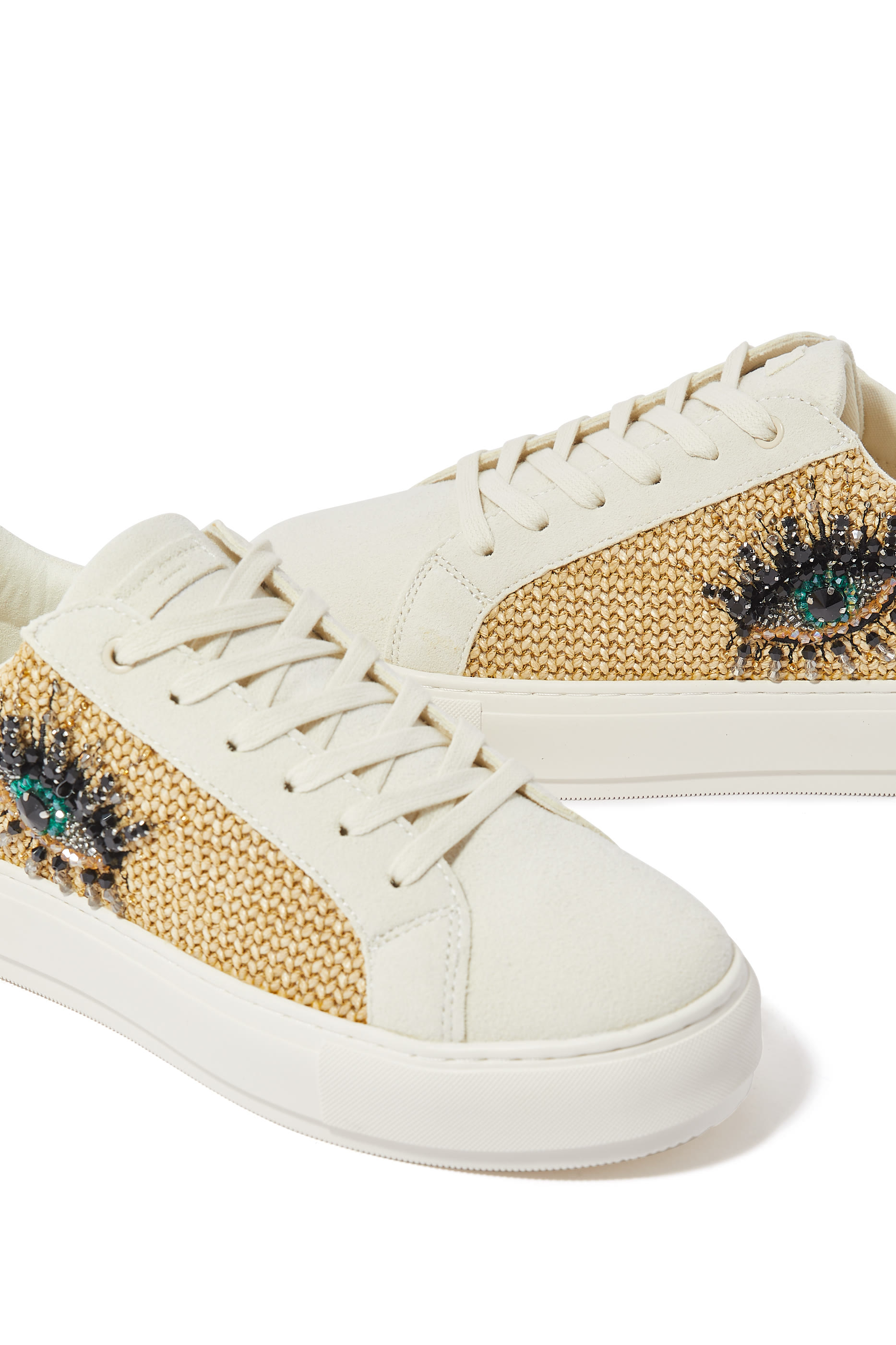 سنيكرز لاني مزين بعين حسود بنعل سميك