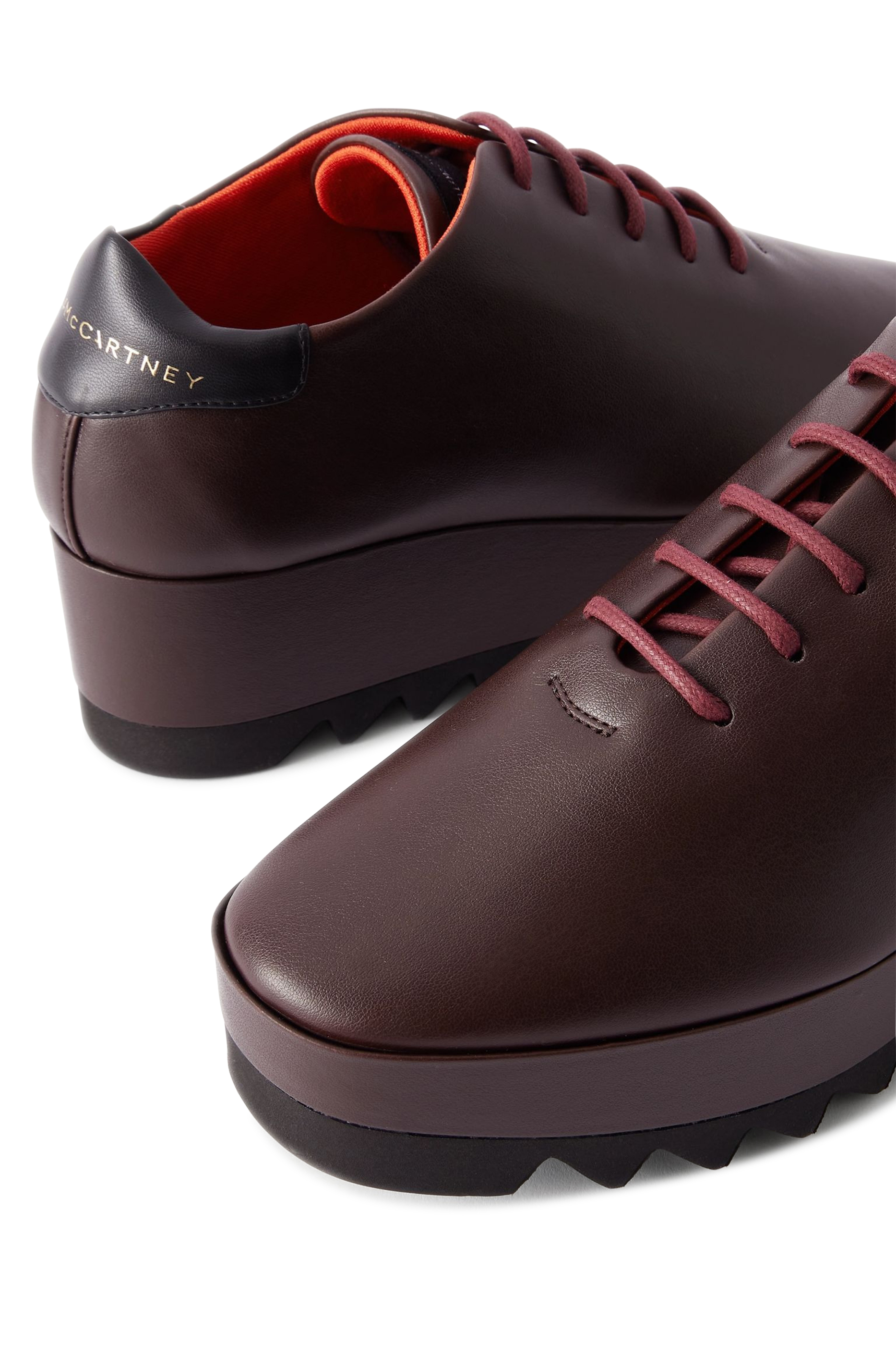 حذاء سنيك-إليس 55 برباط للإغلاق ونعل عريض