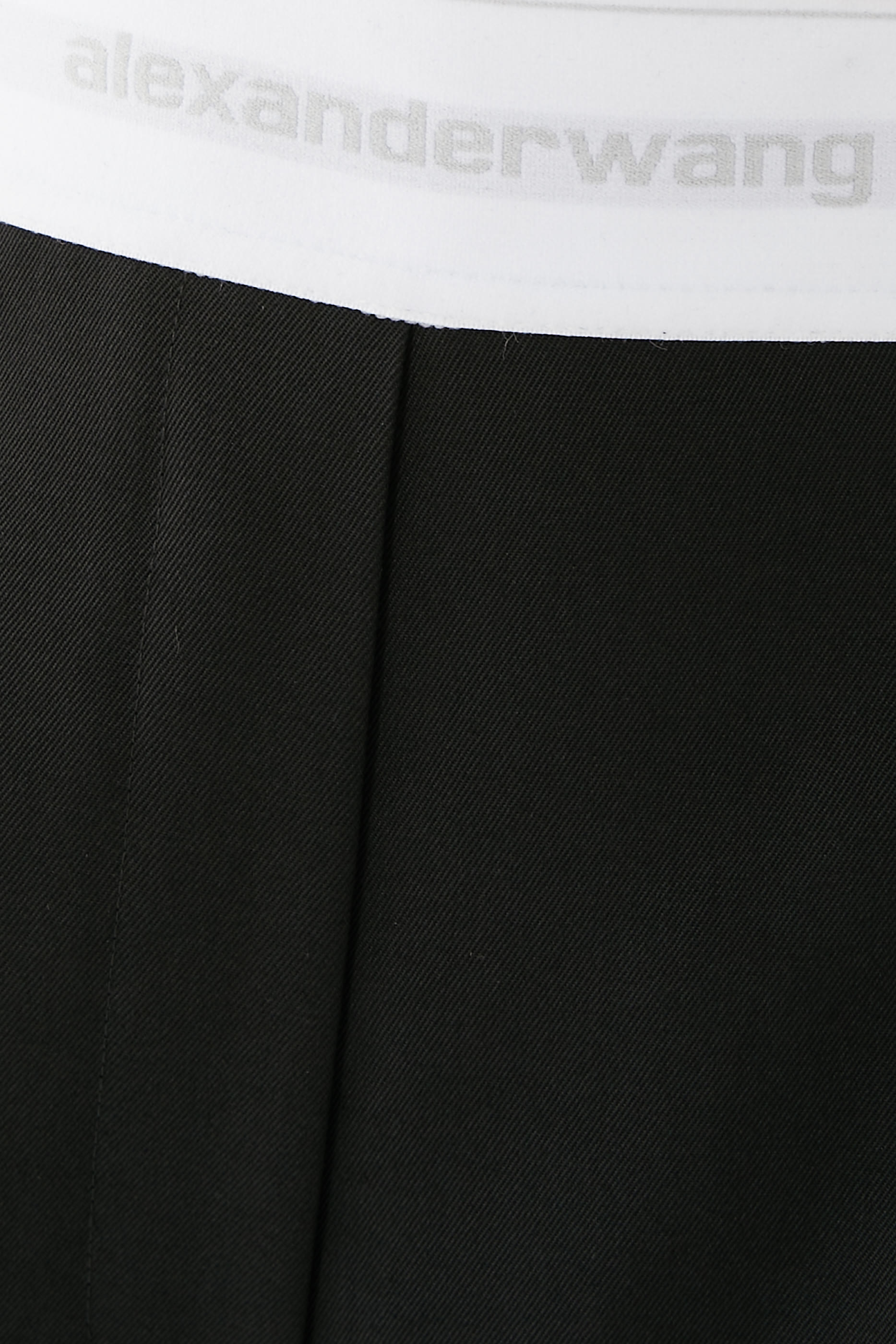 بنطال بقصة ساق مستقيمة بخصر بشعار الماركة