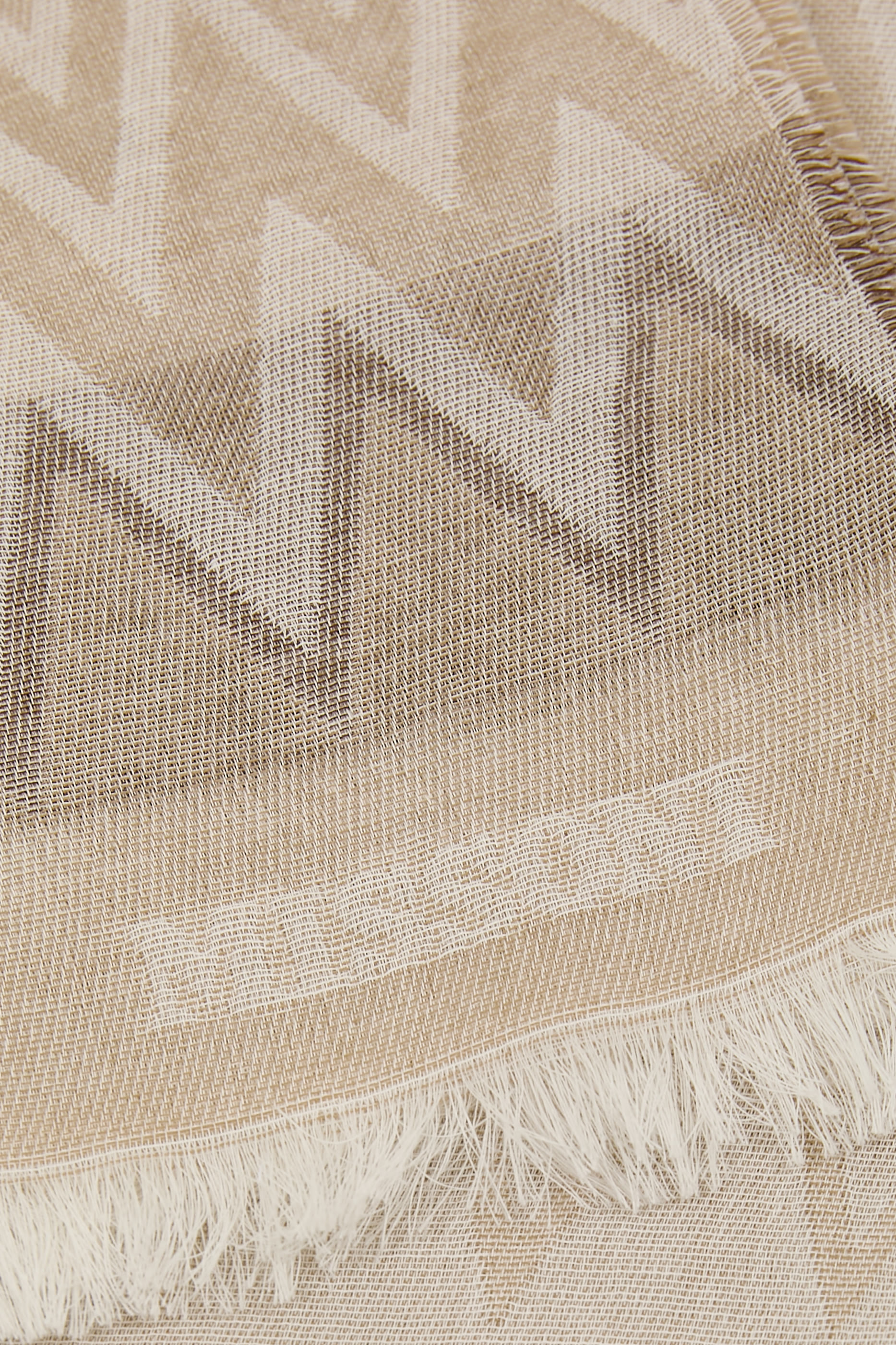 شال بطبعة متعرجة