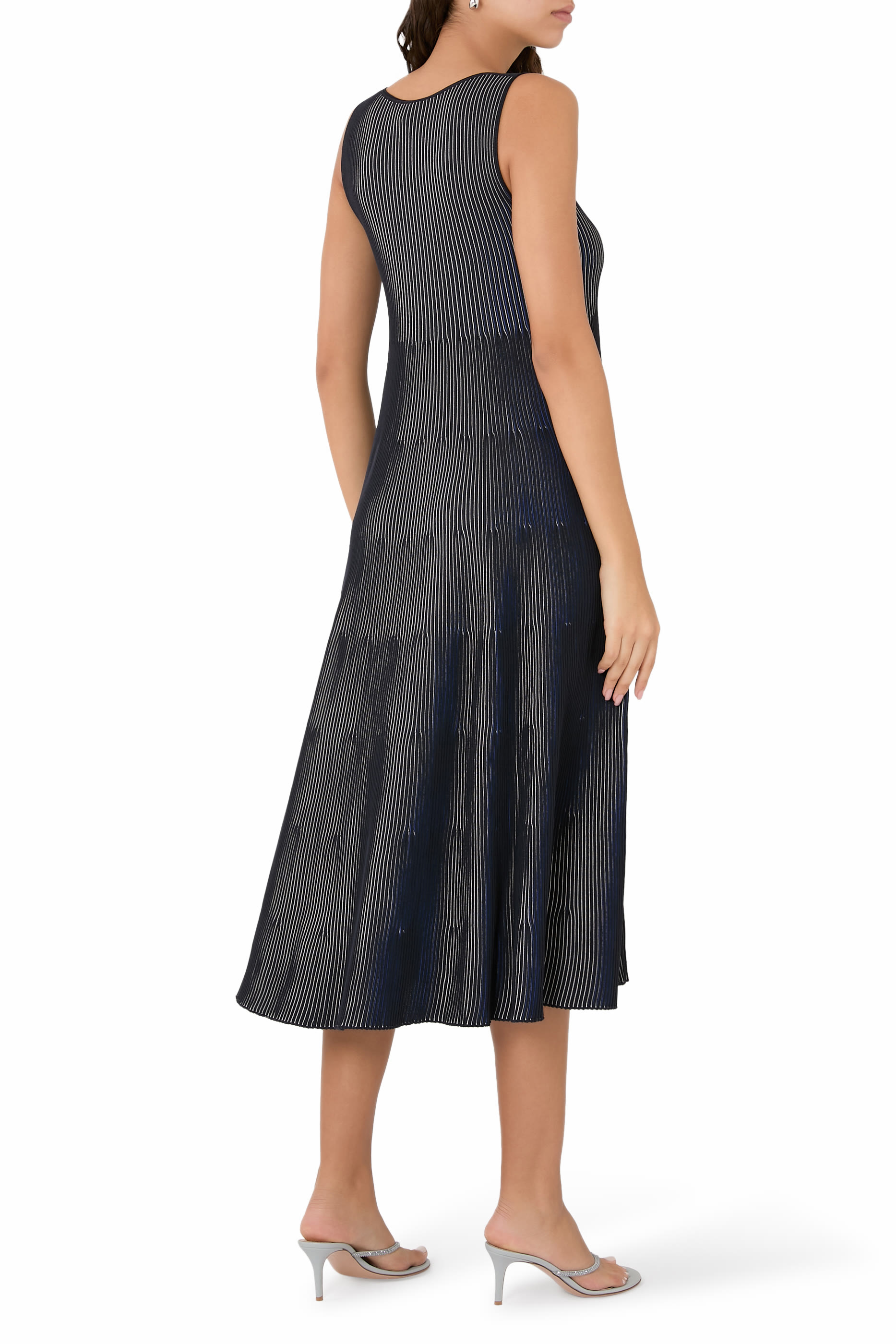 فستان بلا أكمام