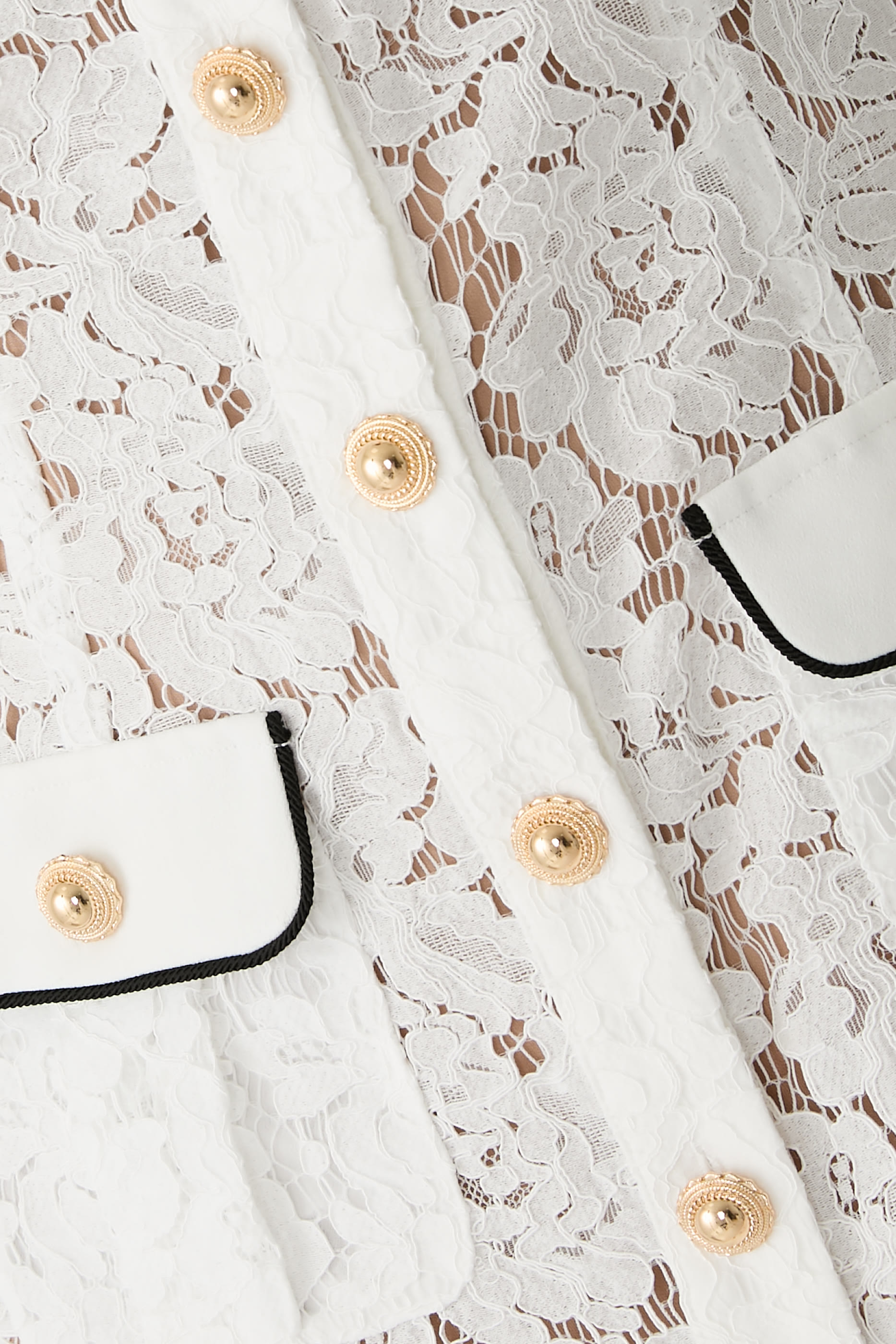 فستان قصير بياقة بلون مغاير دانتيل